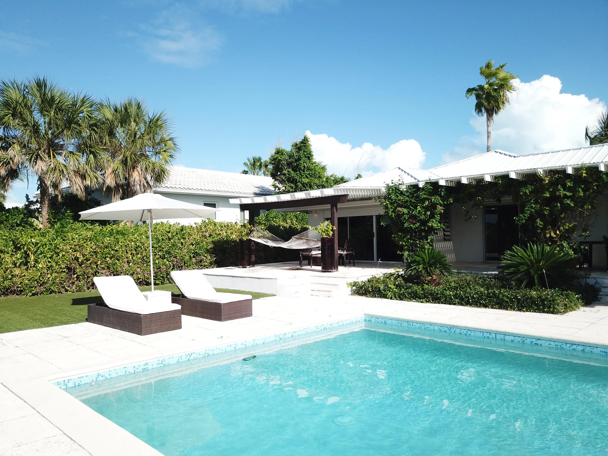 Charming Grace Bay Villa with Private Pool and Pristine Beachfront Views — photograph 3