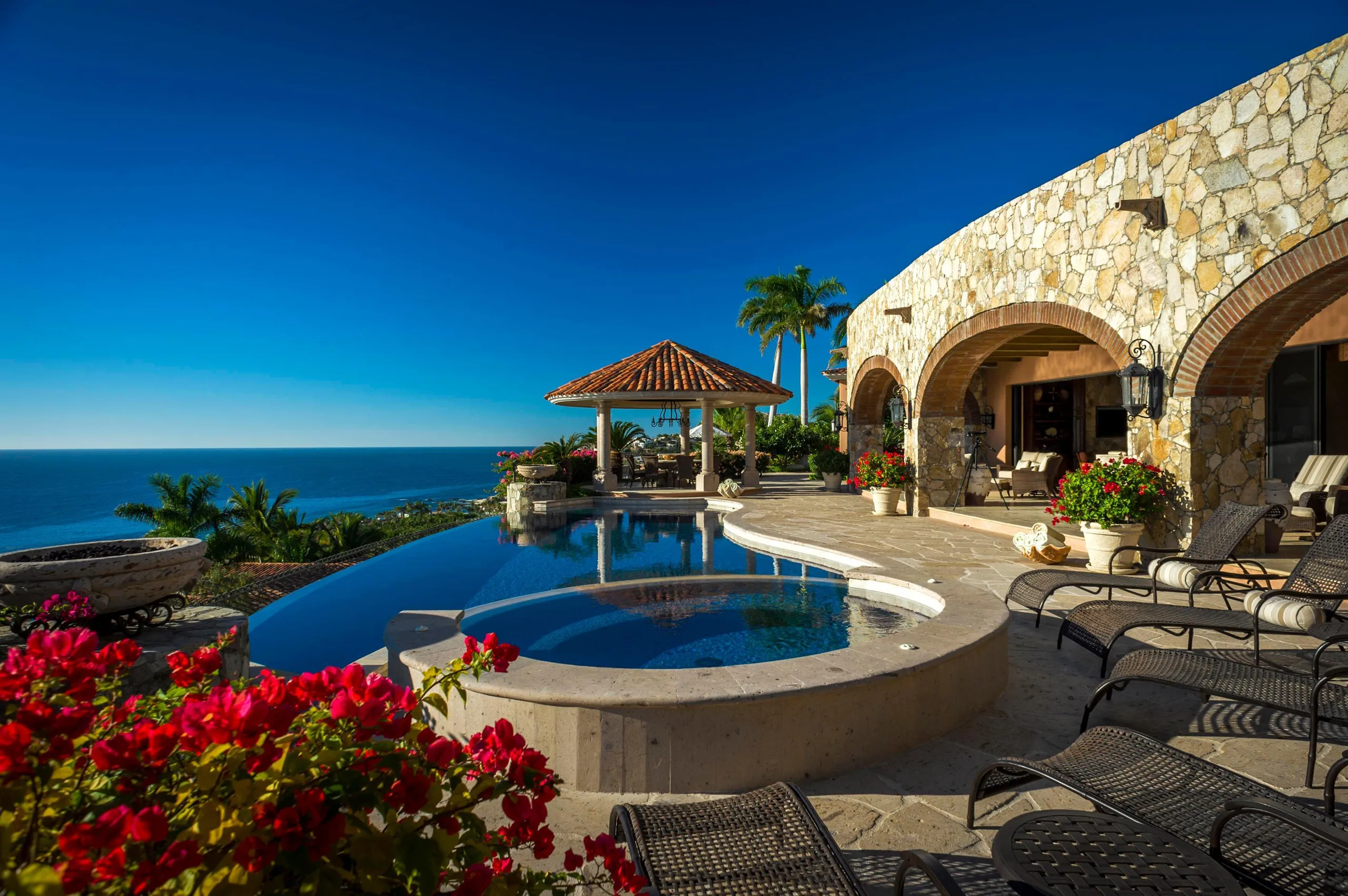 Elegant Palmilla Hacienda with Infinity Pool and Panoramic Views — photograph 8