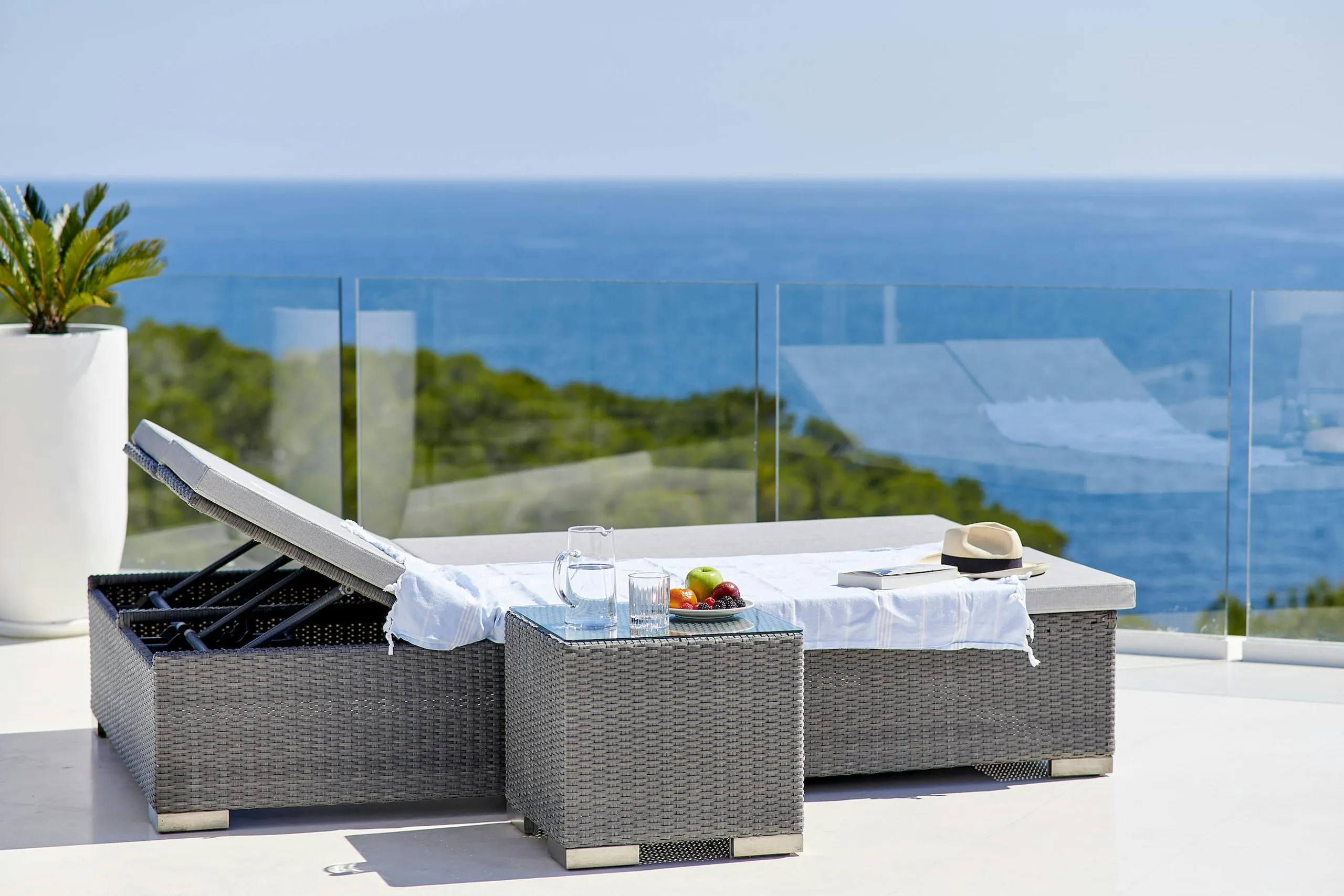 Classic Contemporary Luxury Villa in Ibiza with Private Pool, Fitness Room, and Ball Court — photograph 8