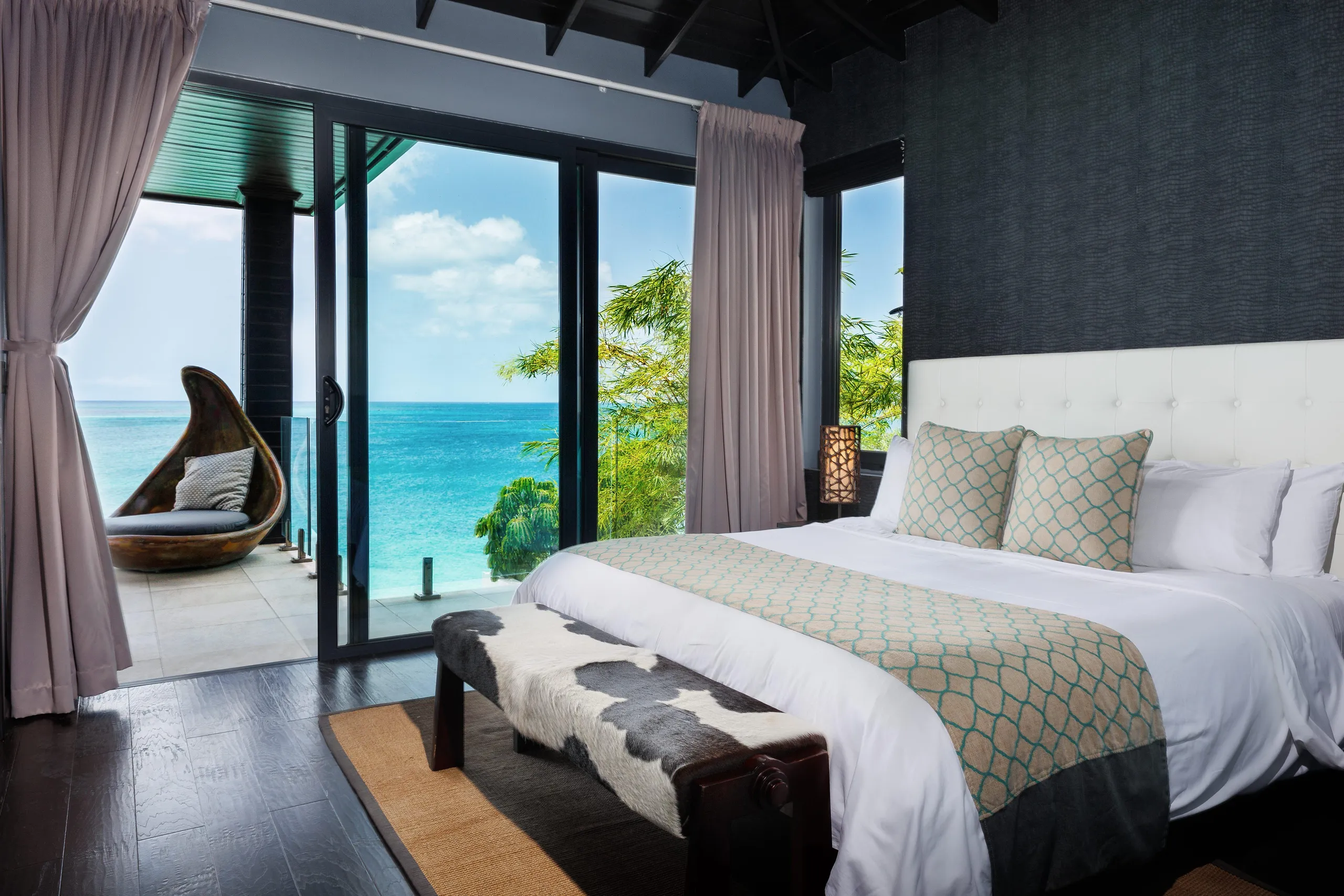 Detached Four-Bedroom Villa with Private Infinity Pool and Ocean Views — photograph 8