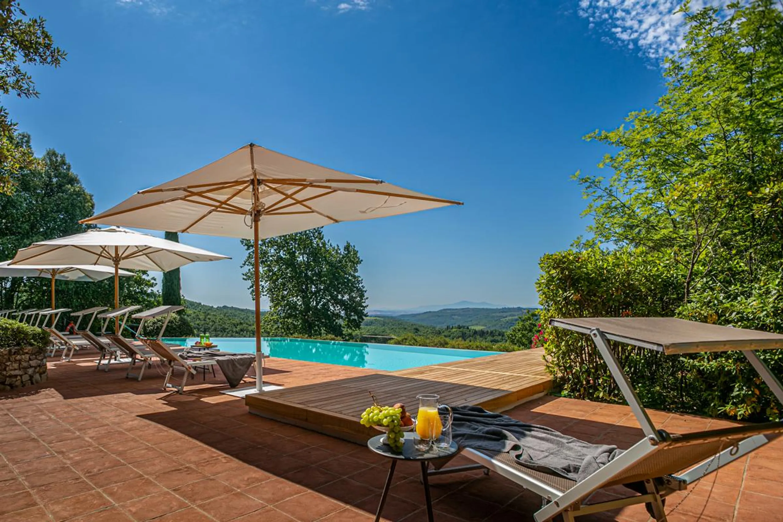 Glorious Tuscan Villa with Private Pool, Jacuzzi and Dining Terraces — photograph 3