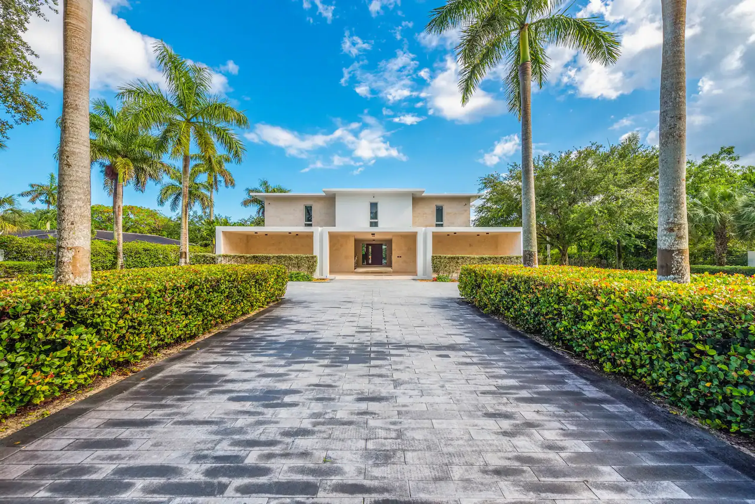 Serenity Enclave Estate with Magnificent Infinity Pool — photograph 5