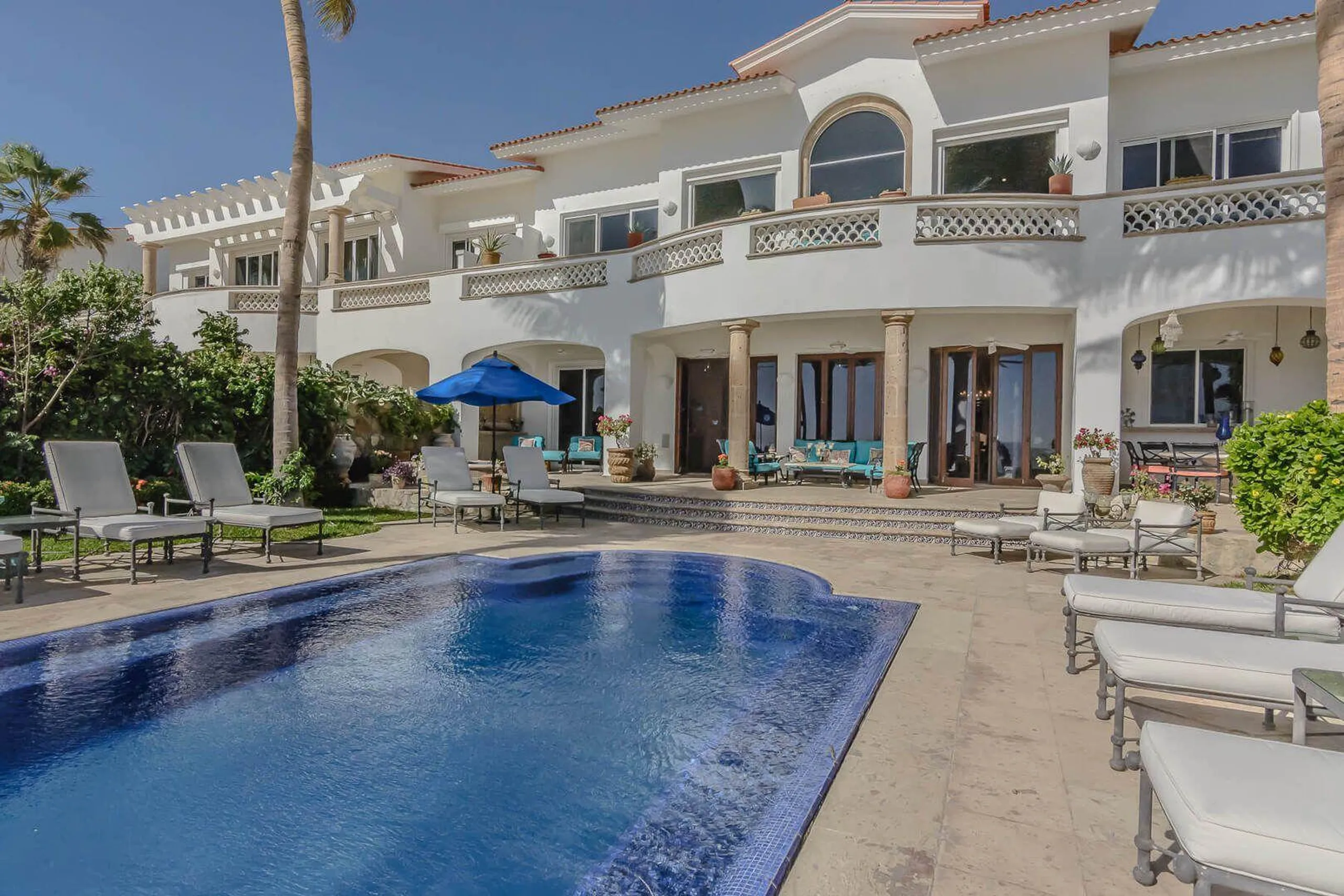 Elegant Palmilla Oceanfront Luxury Estate in VIllas Del mar with Grad Poll and Ocean Views — photograph 2