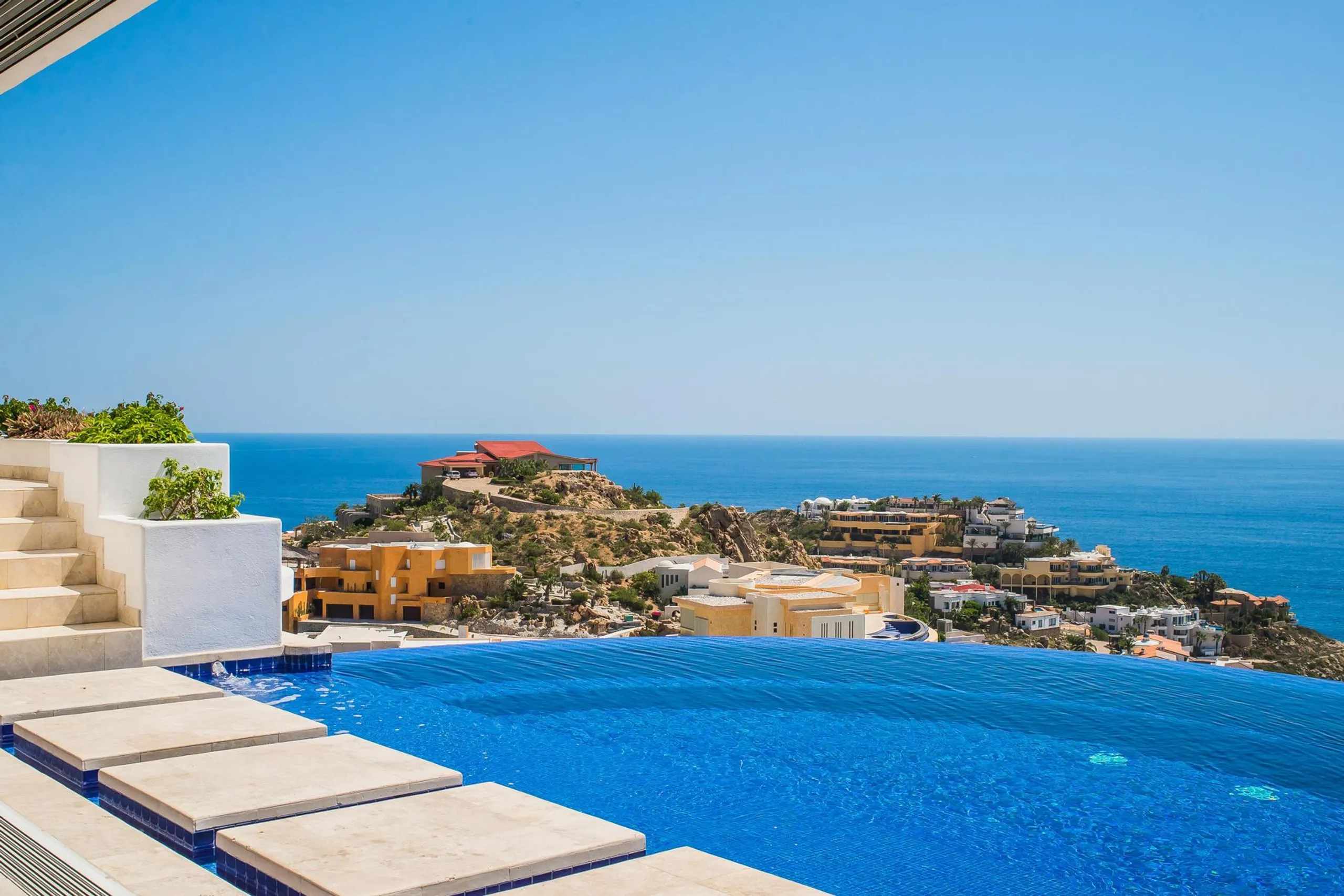 Elegant Mediterranean-style Villa with Infinity Pool and Blue Ocean Views — photograph 12