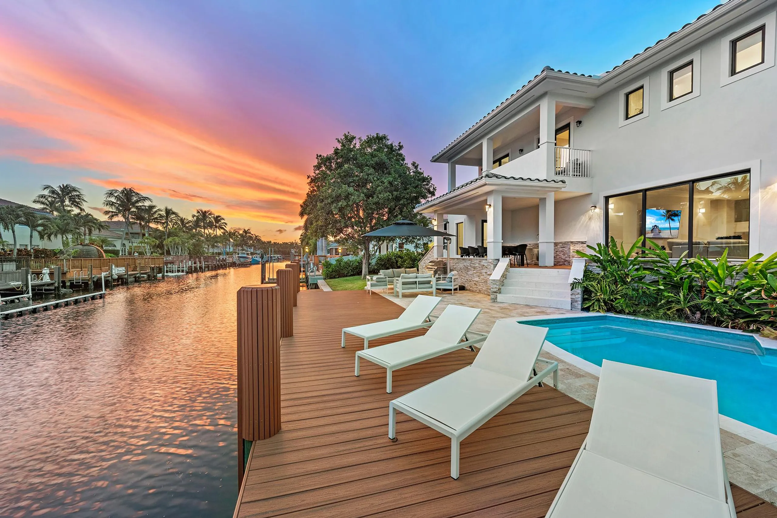 Amazing Waterfront Luxury Estate with Private Pool and Entertainment Room — photograph 2