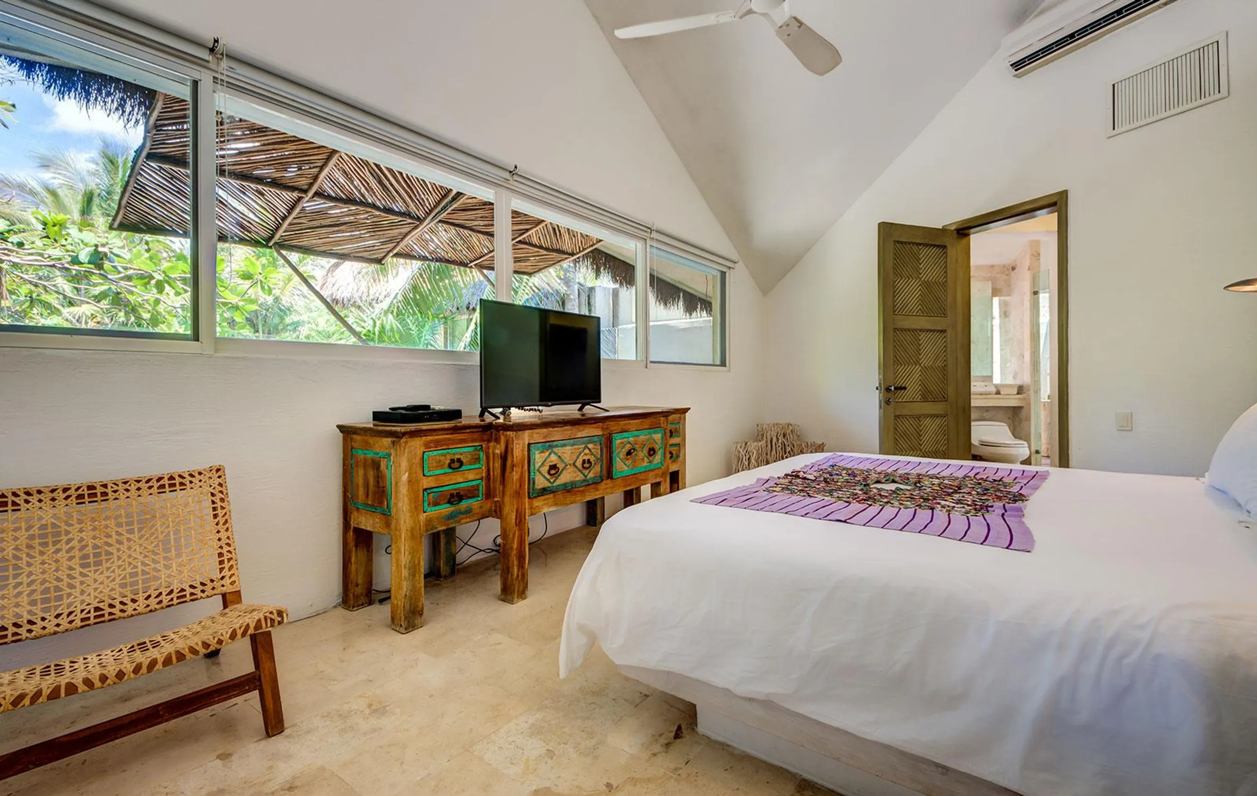 Secluded Serenity Retreat With Beachfront and Pool Villa — photograph 10