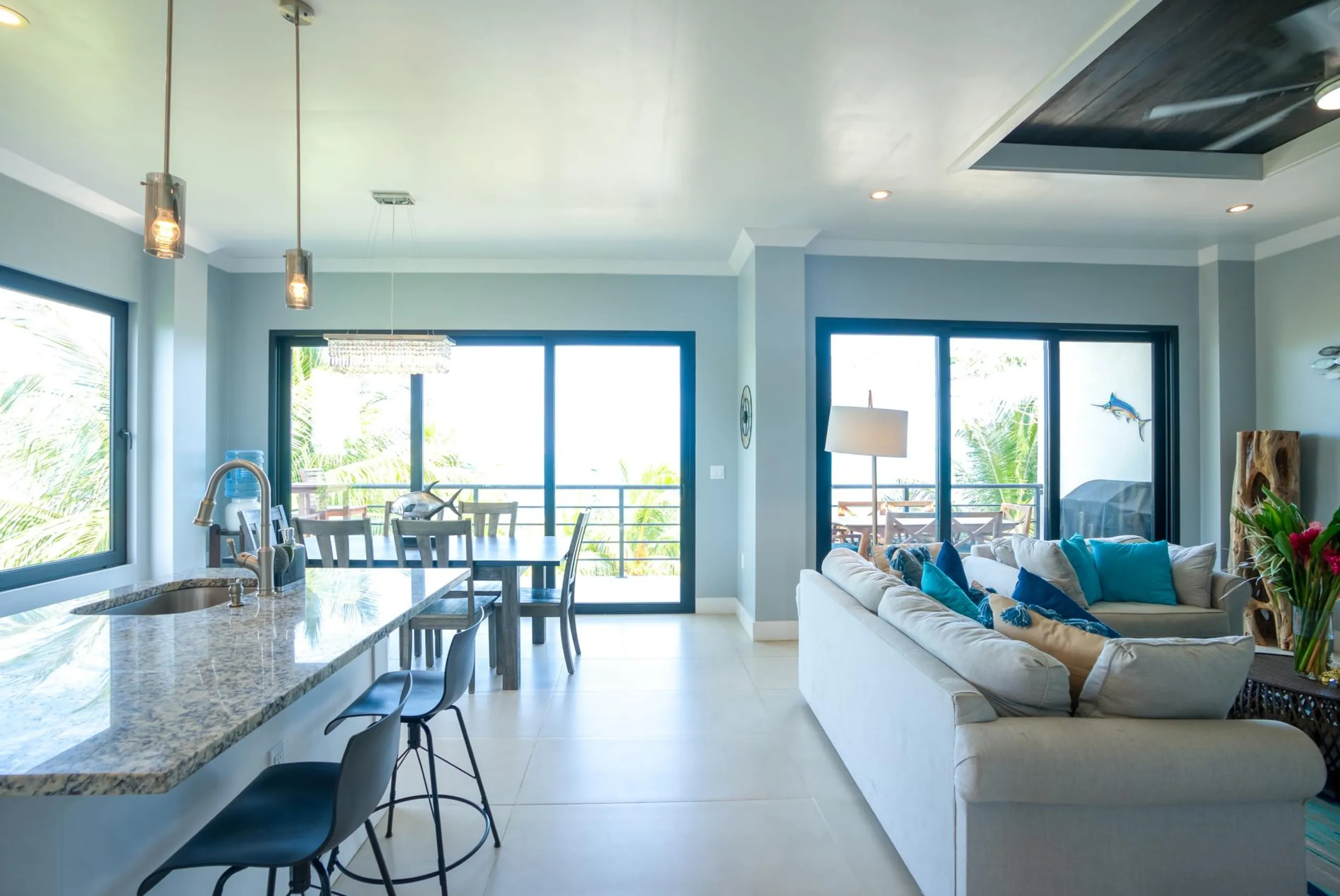 Noble Beachfront Condo Complex with Stunning Views — photograph 9