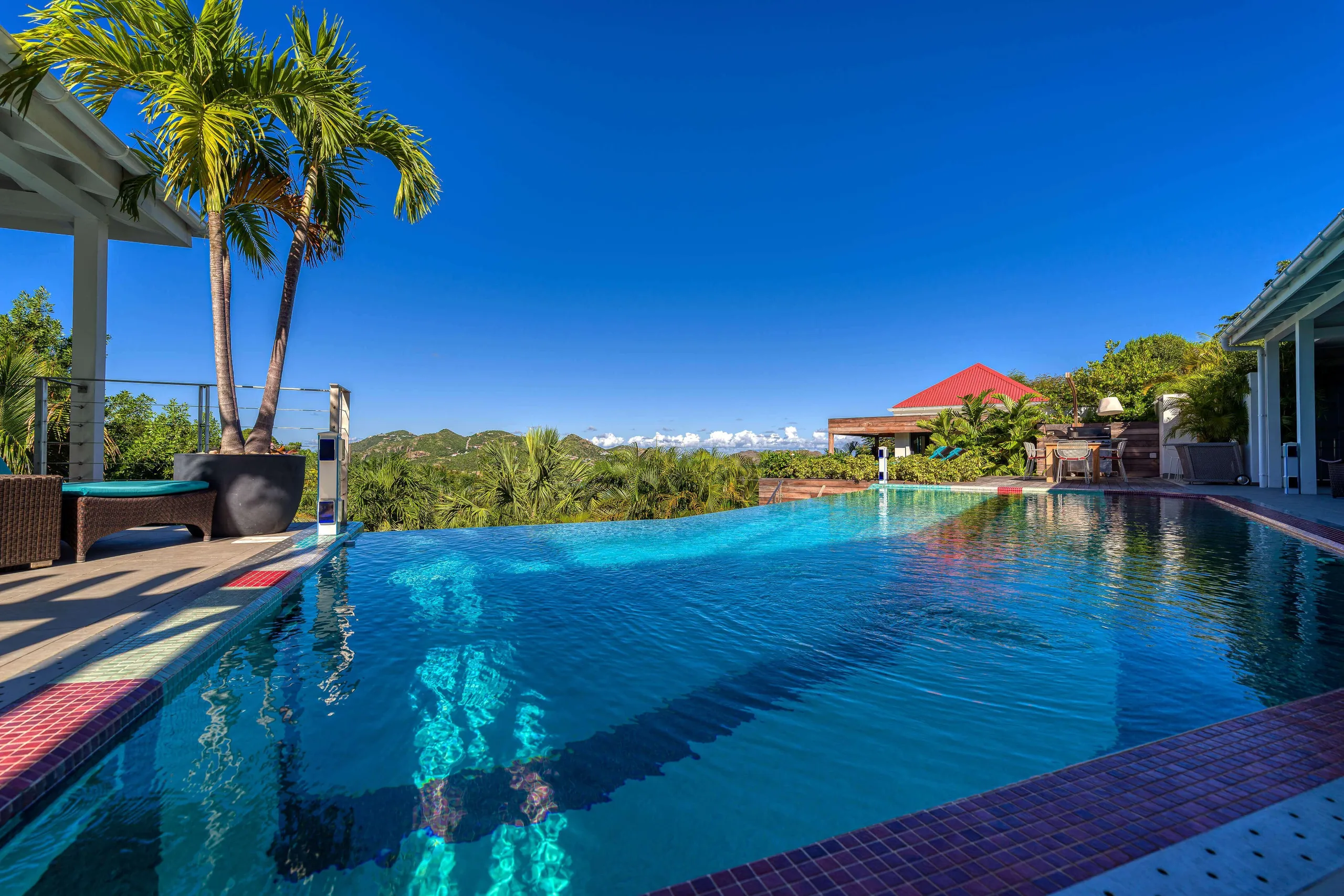 Colonial-Styled Villa with Private infinity Pool and Bay Views — photograph 6