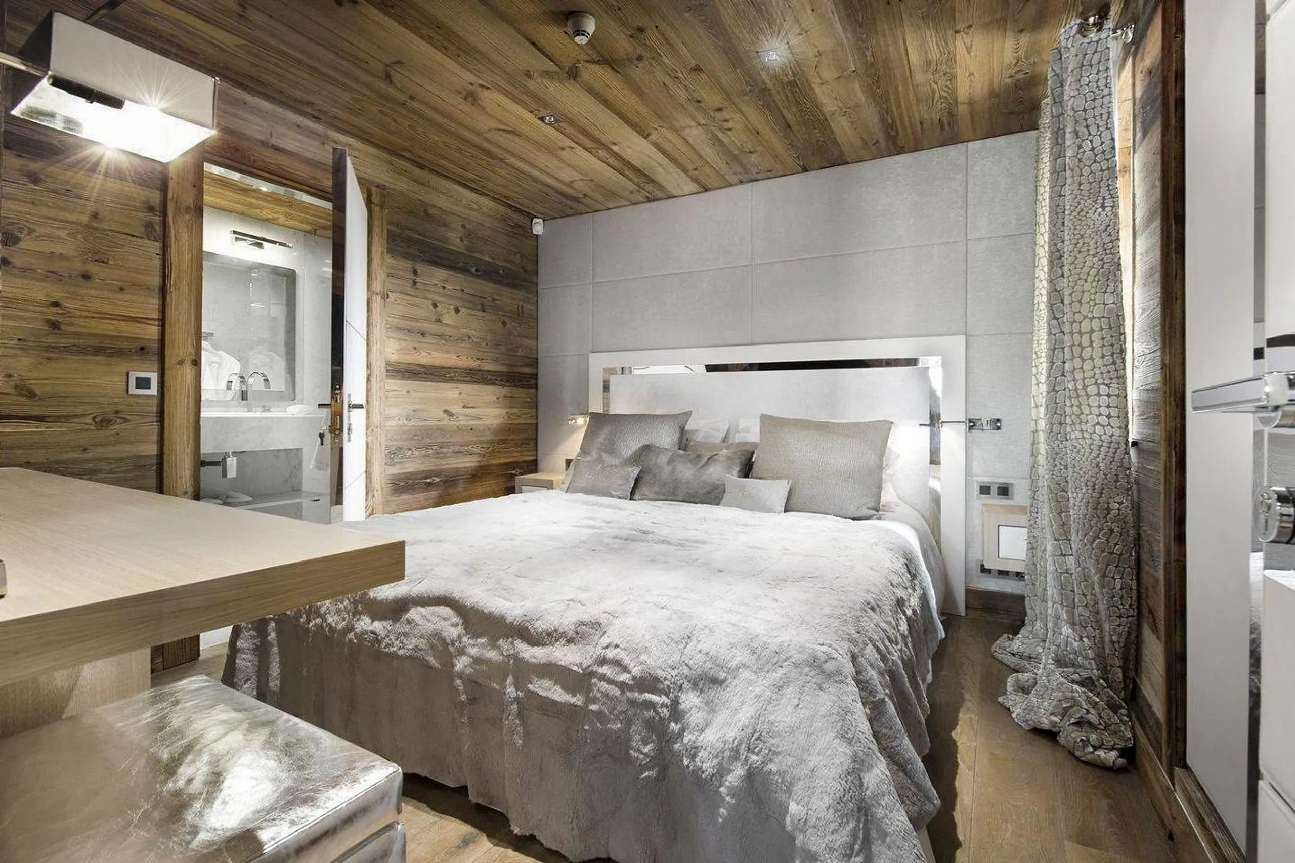 Radiant Alpine Villa with Private Pool and Breath-taking Mountain Views — photograph 9