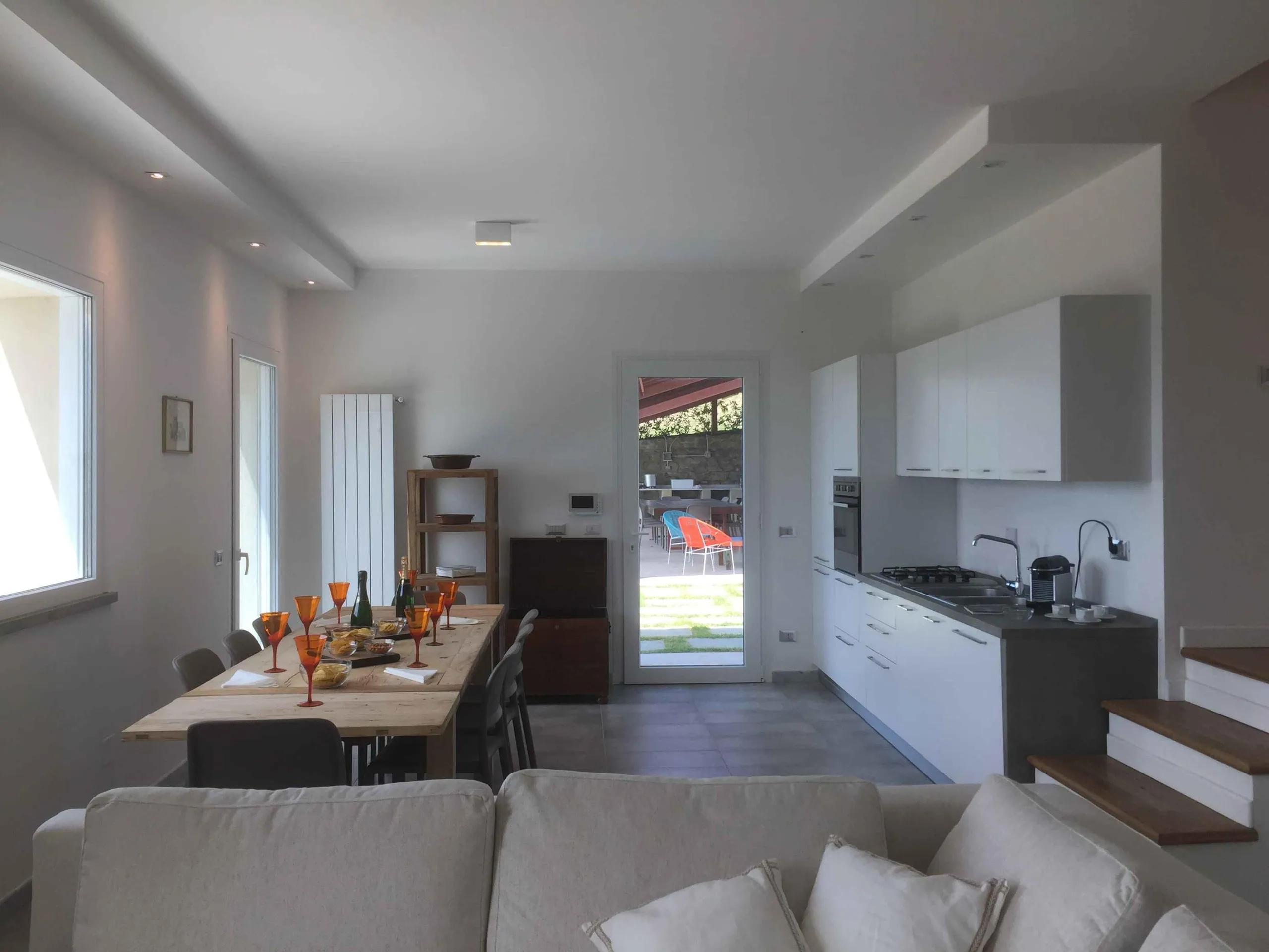 Peaceful Hillside Villa with Mountain Views — photograph 9
