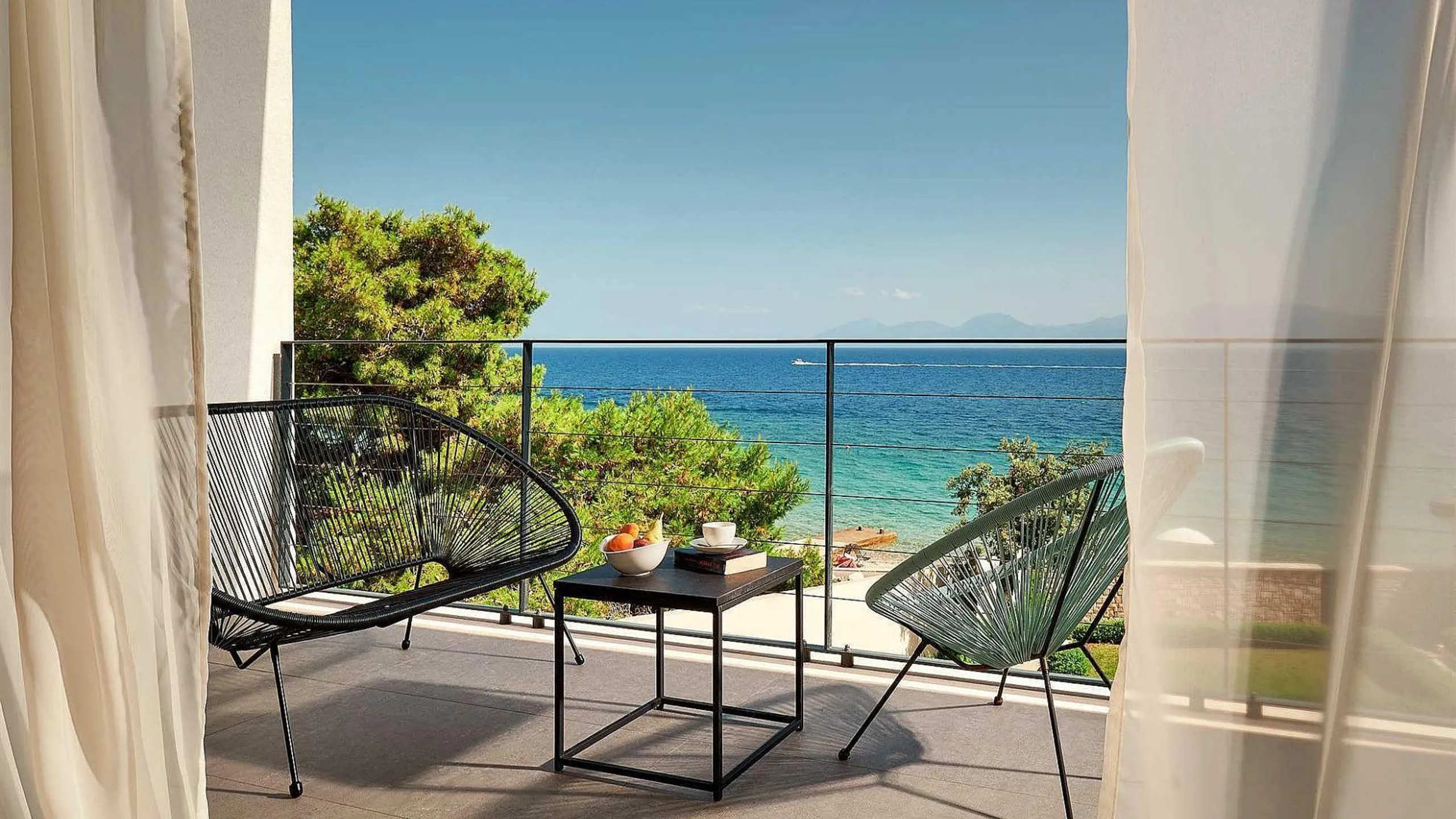 Lavish Villa with Heated Pool and Ocean Views — photograph 4