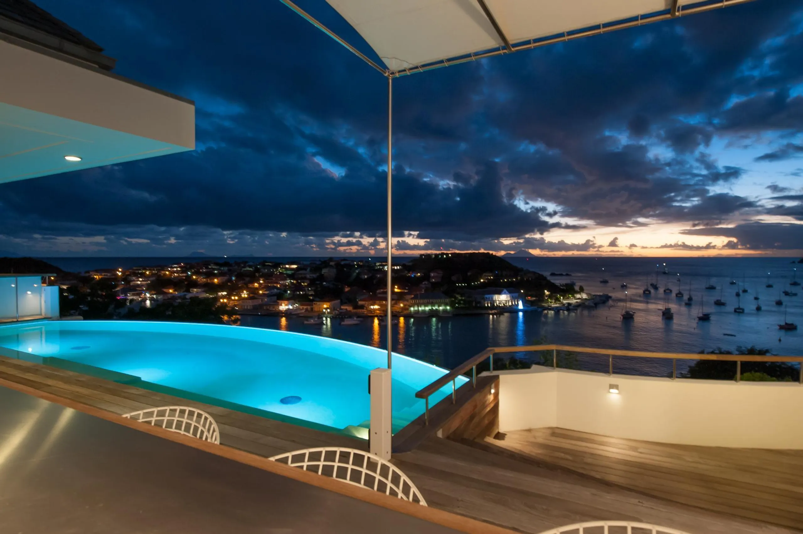 Elegant Oceanside Villa with Infinity Pool and Fitness Room — photograph 6