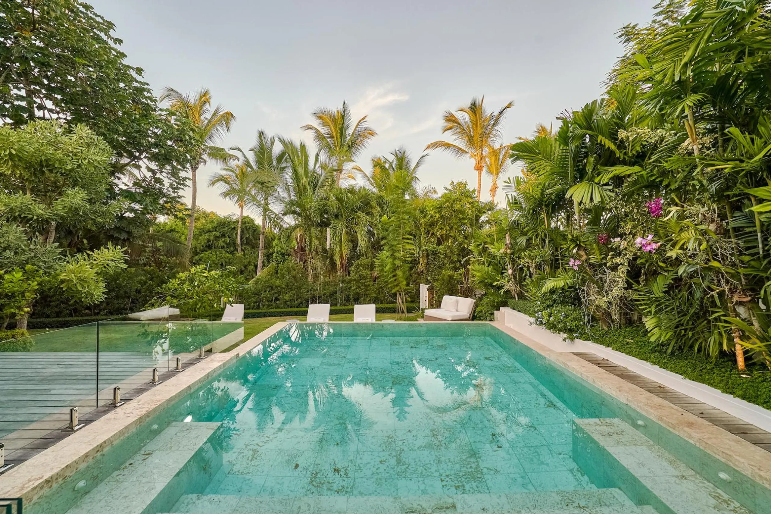Glorious 4BR Villa with Heated Pool and the Marina Nearby — photograph 2