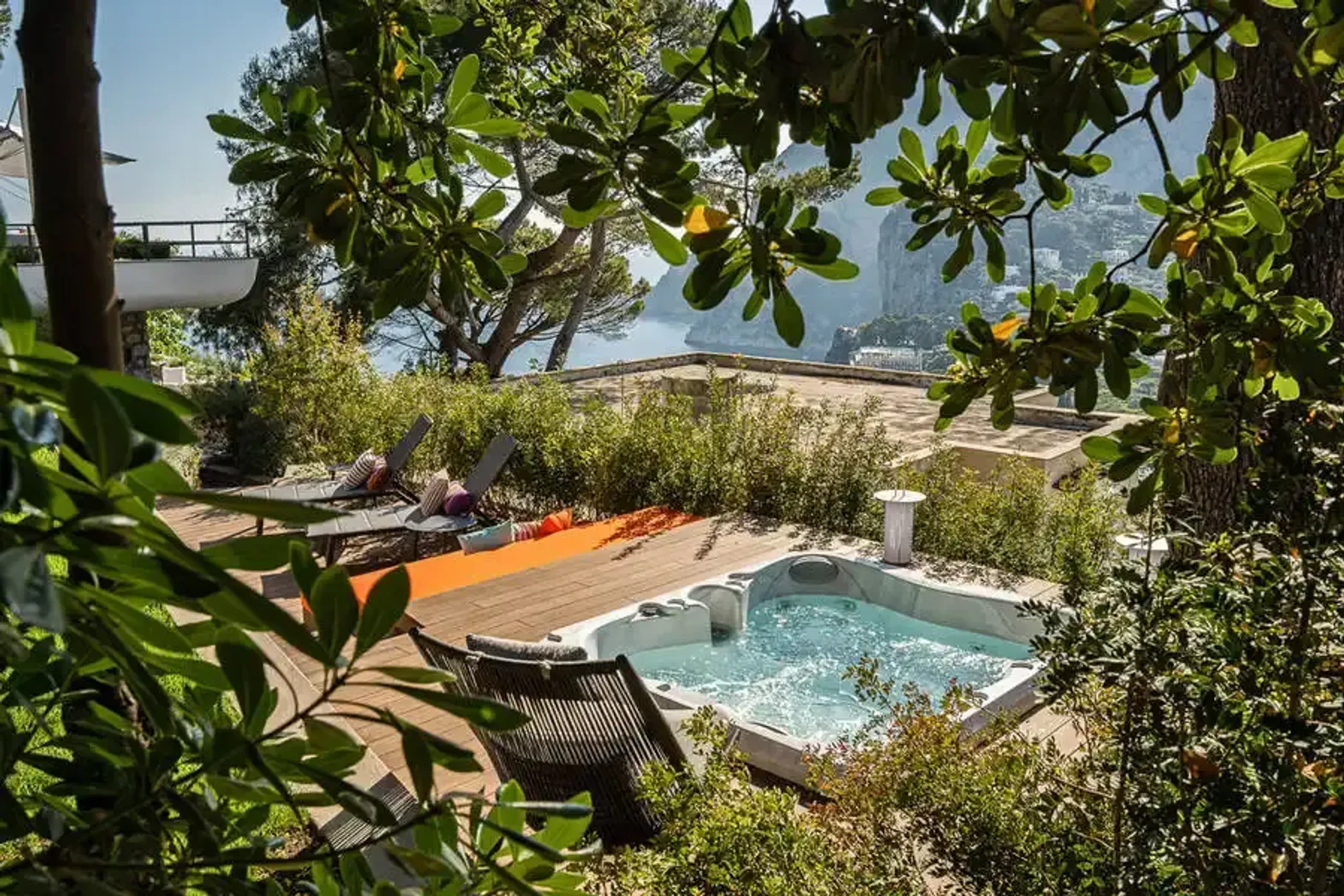 Upscale Contemporary Villa in Capri with Gulf of Naples Views — photograph 12