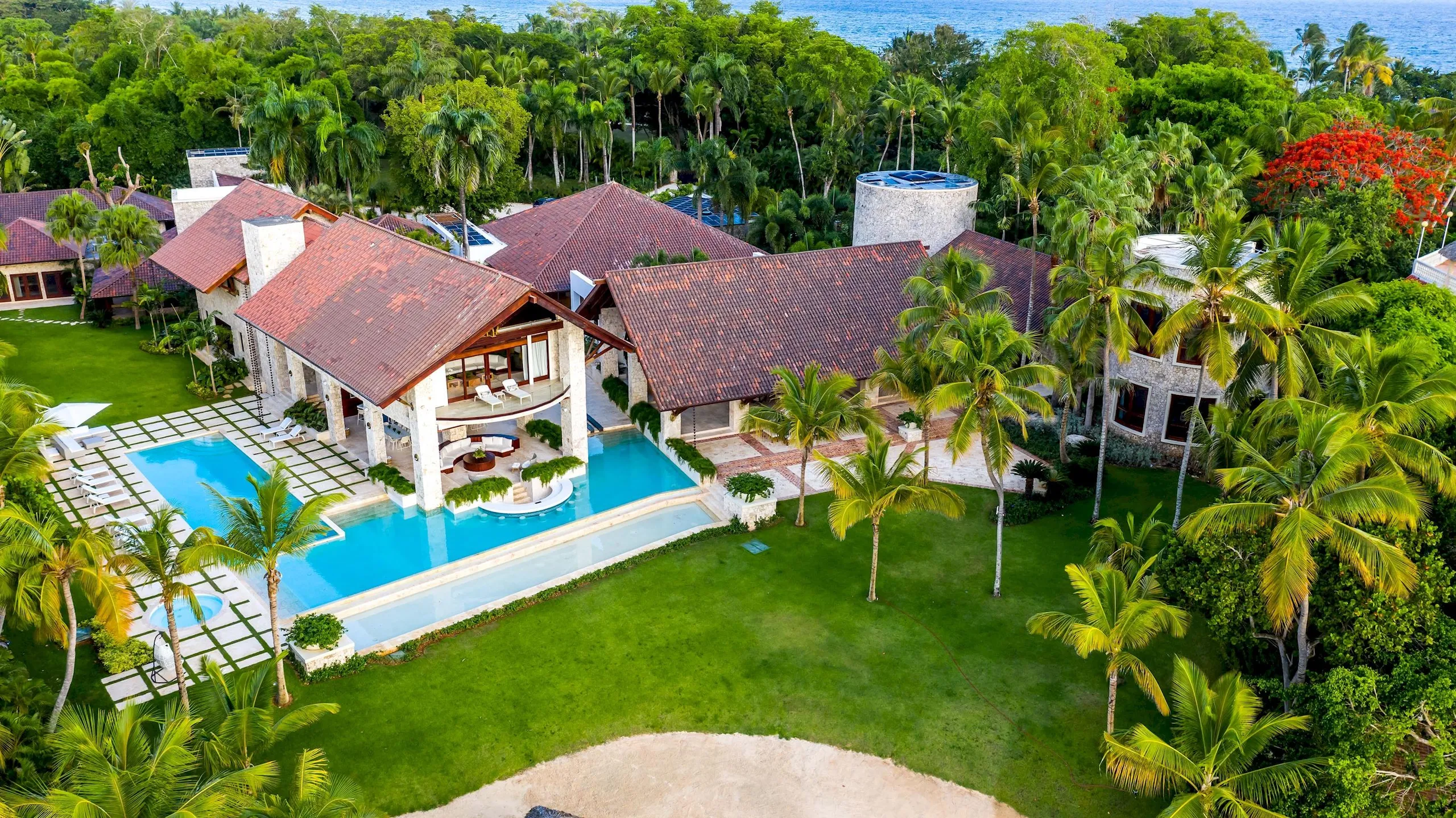 Lavish Seaview Villa with Infinity Pool and Garden Grounds — photograph 2