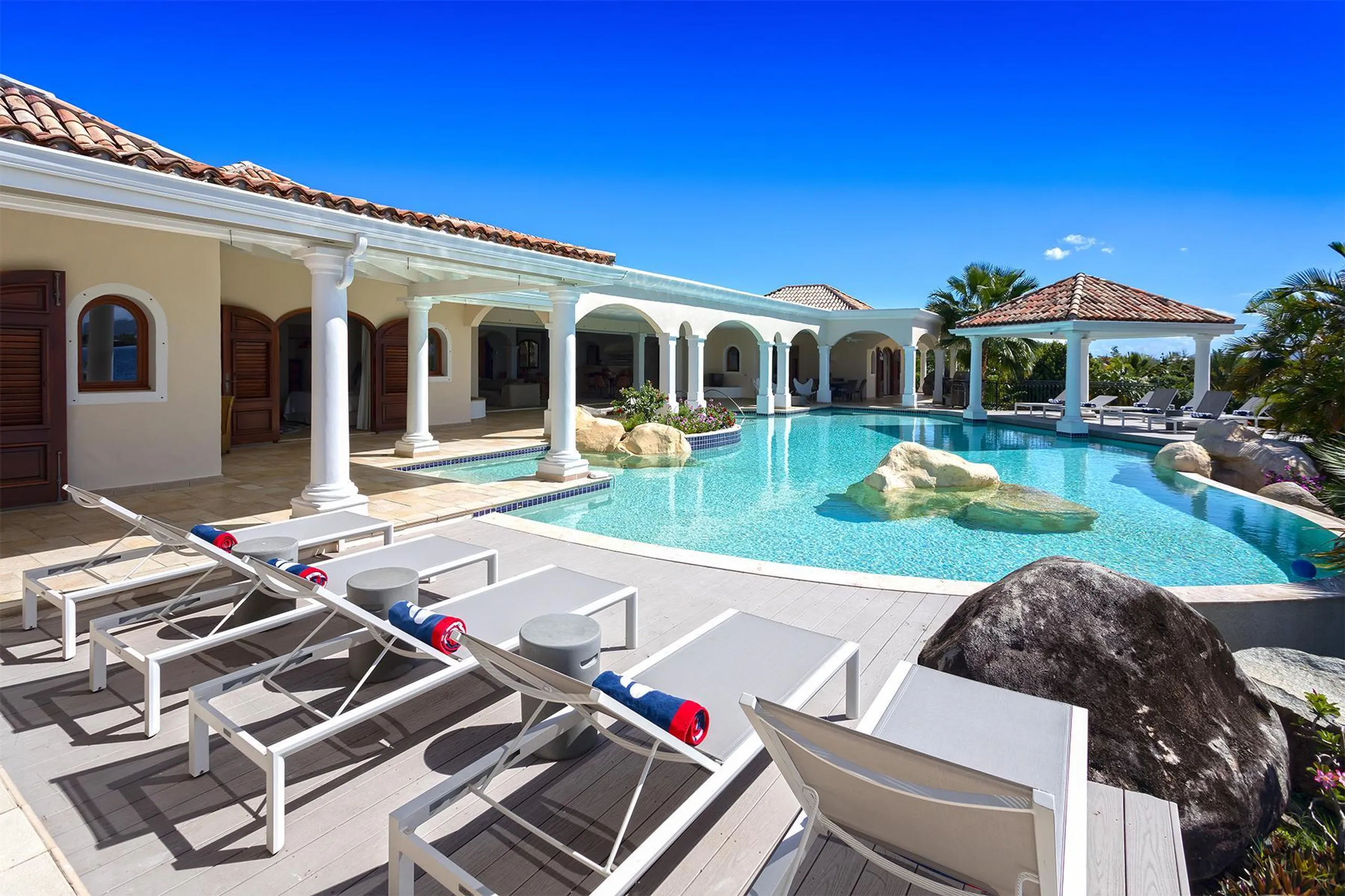 Beach Front Luxury Estate with Private Pool, Direct Beach Access and Private Boat Dock — photograph 4