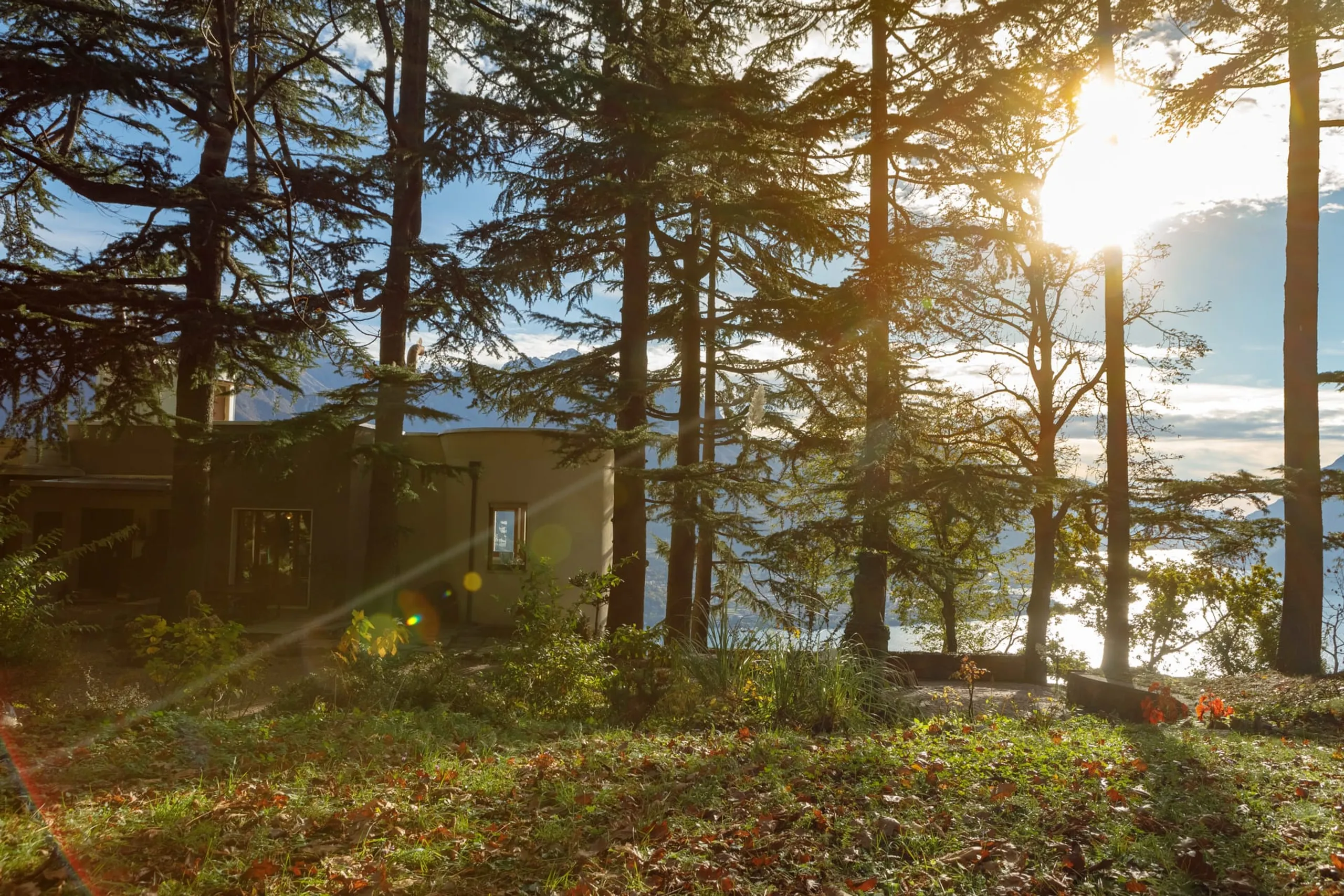 Captivating 6 BR Mid-Century Villa with Panoramic VIews — photograph 7