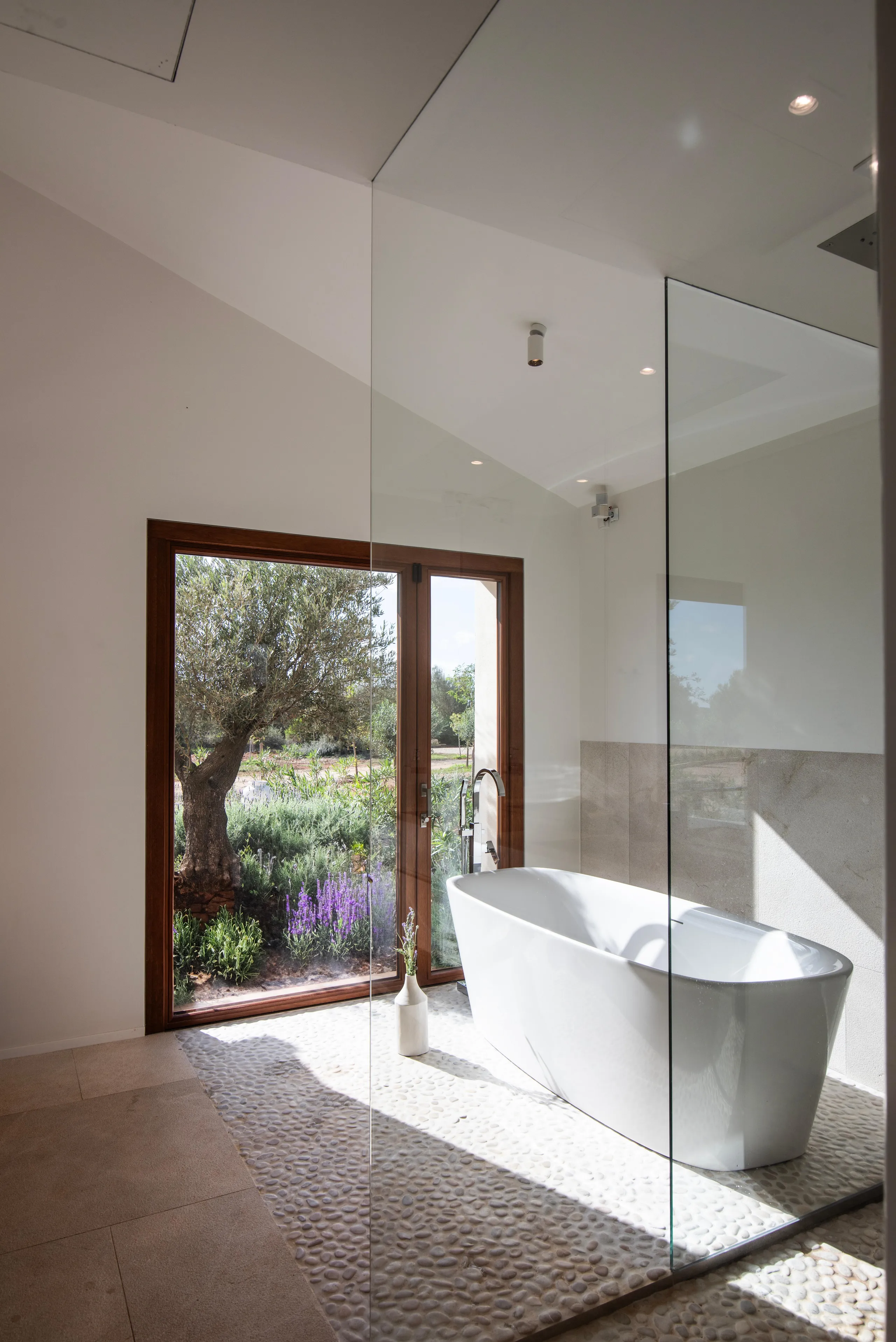 Exquisite Modern Villa with Heated Infinity Pool and Panoramic Views of San Salvador — photograph 11