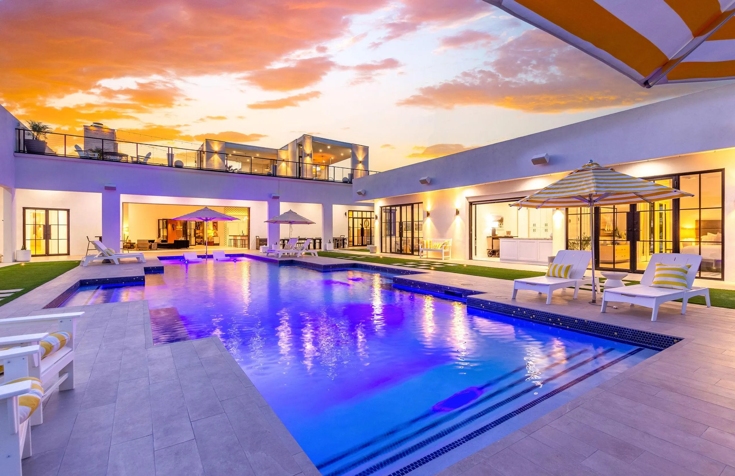 Exquisitely Furnished Old Town Scottsdale Villa with Private Heated Pool, Spa, Rooftop Deck, Sauna and Speakesy — photograph 3