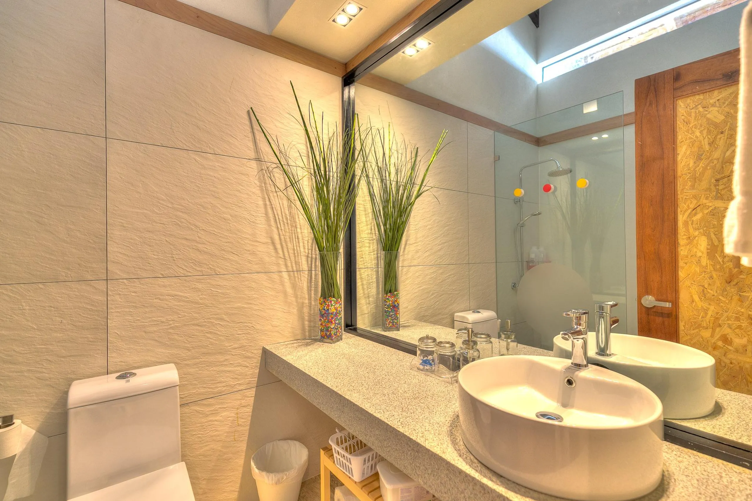 Chic Malibu-Inspired Villa with Private Pool, Bold Pop Art and Minimalist Decor — photograph 7