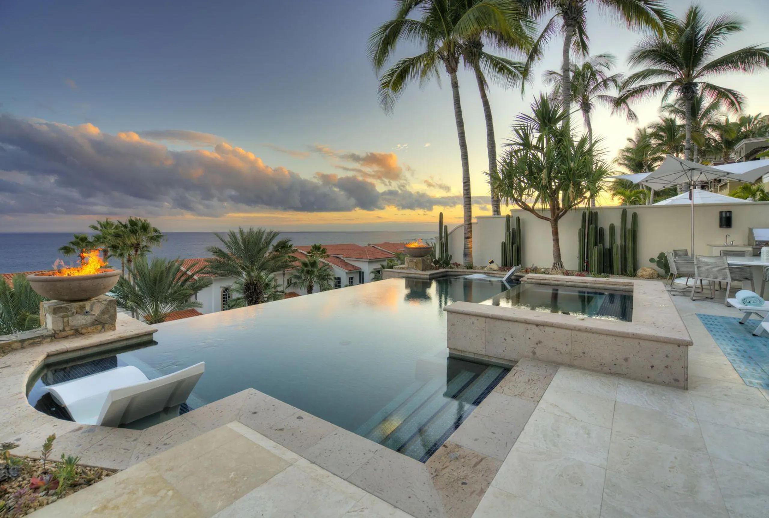 Elegant Palmilla Luxe Retreat with Infinity Pool and Sweeping Ocean Views, Villas Del Mar