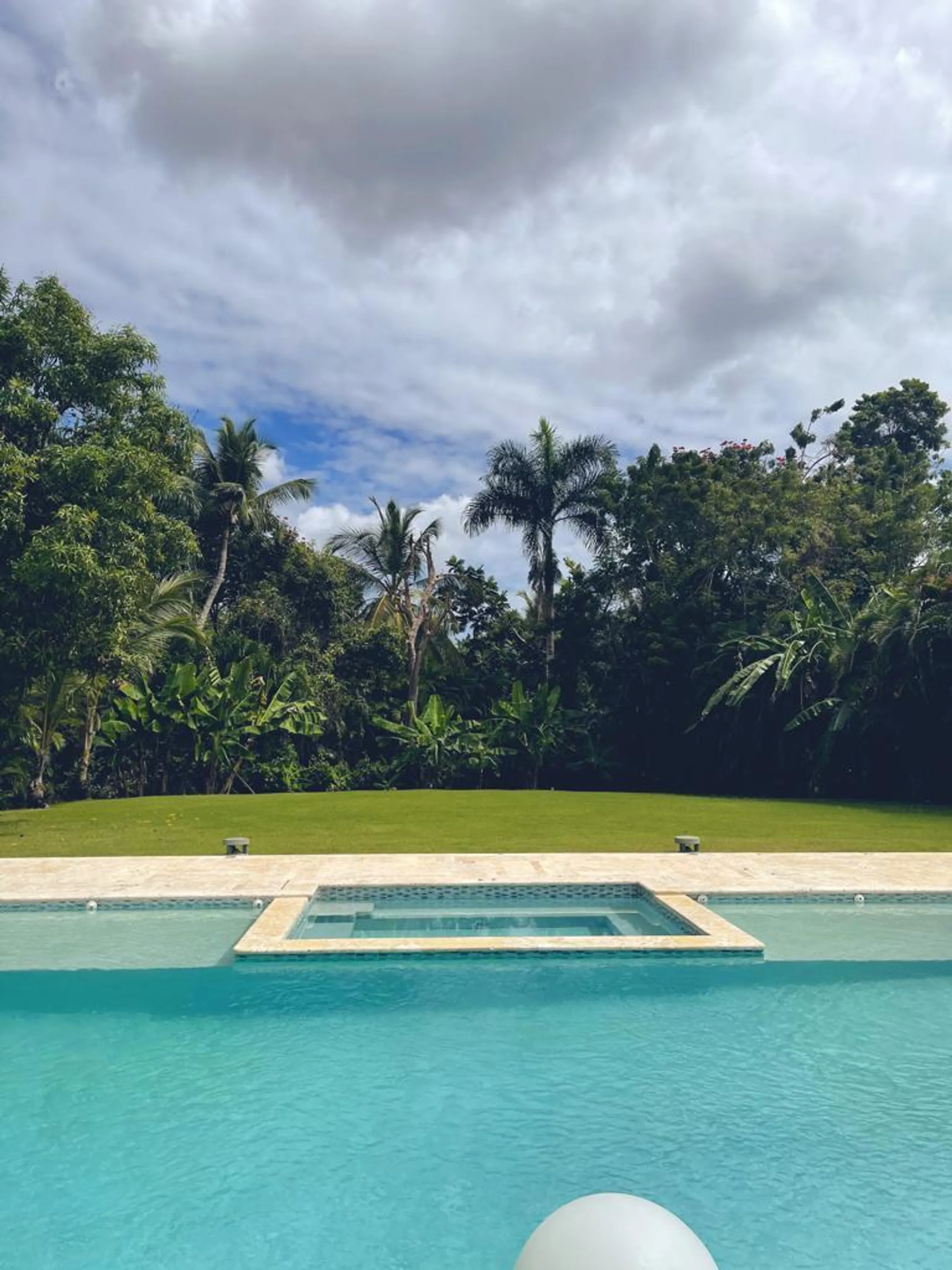 Grandiose Tropical Estate with Private Pool and Home Theater — photograph 3