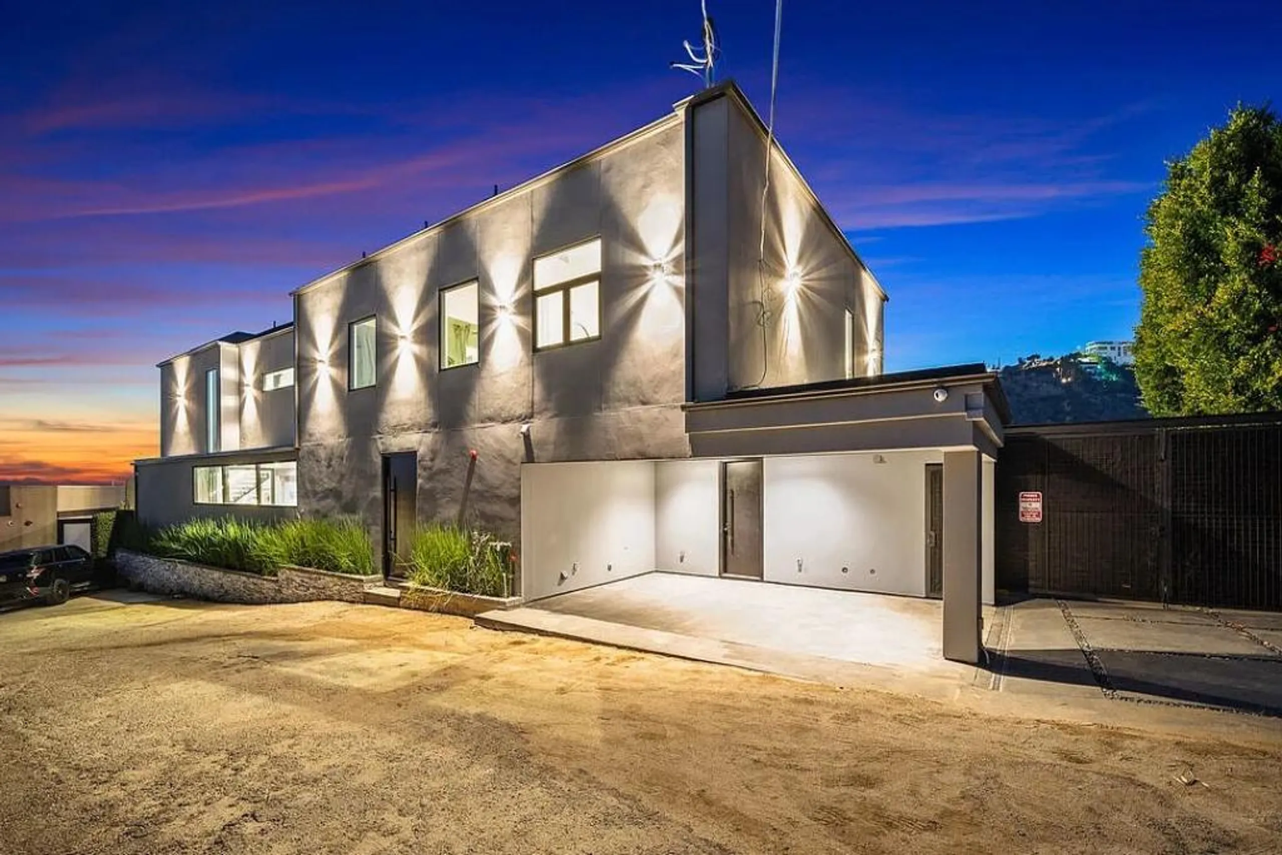 Ultra-Modern Hollywood Hills Villa with Infinity Pool, Spa, and Sunsent Views — photograph 7