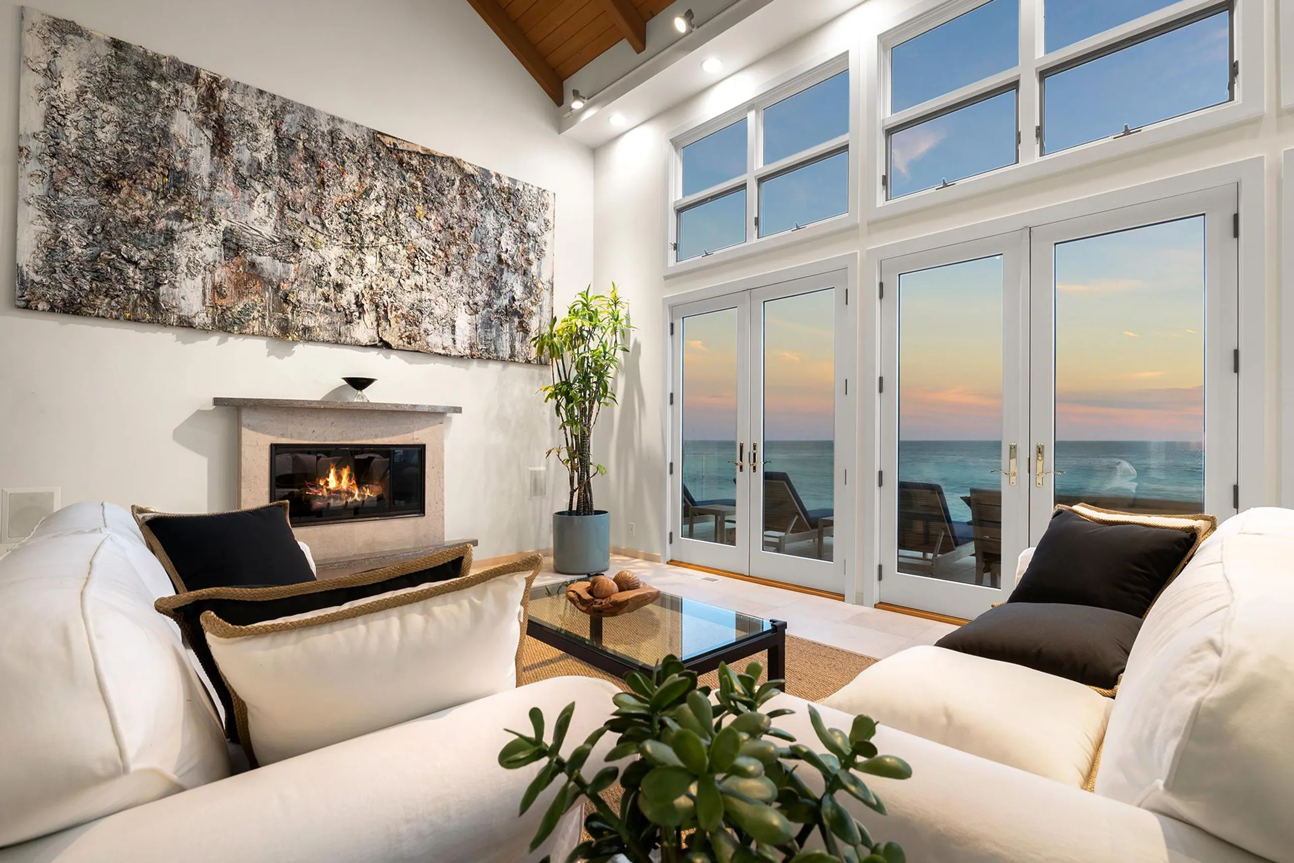Serene Beachfront Villa in Malibu with Panoramic Ocean Views — photograph 3
