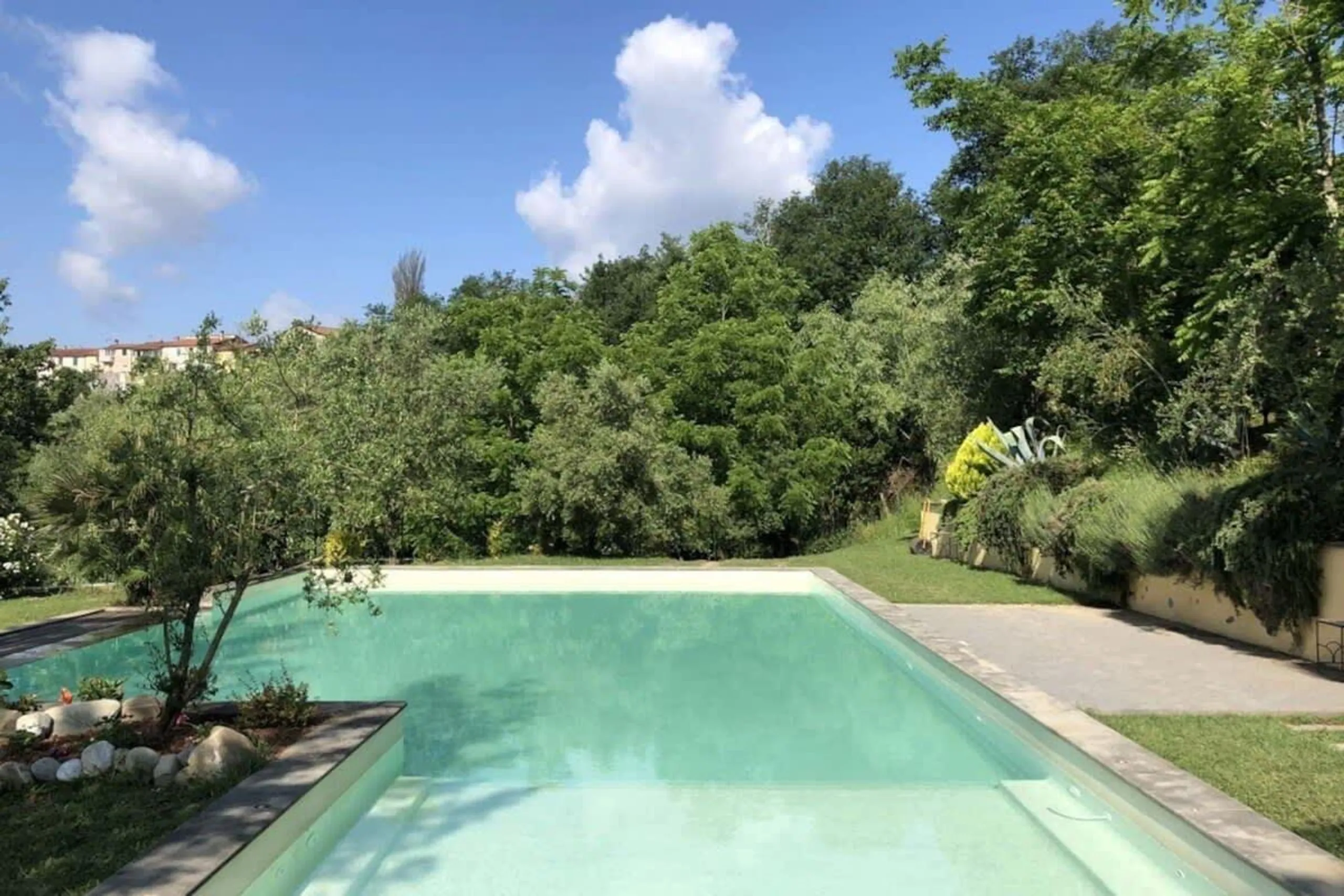 Tranquil Traditional Villa with Large Infinity Pool — photograph 4