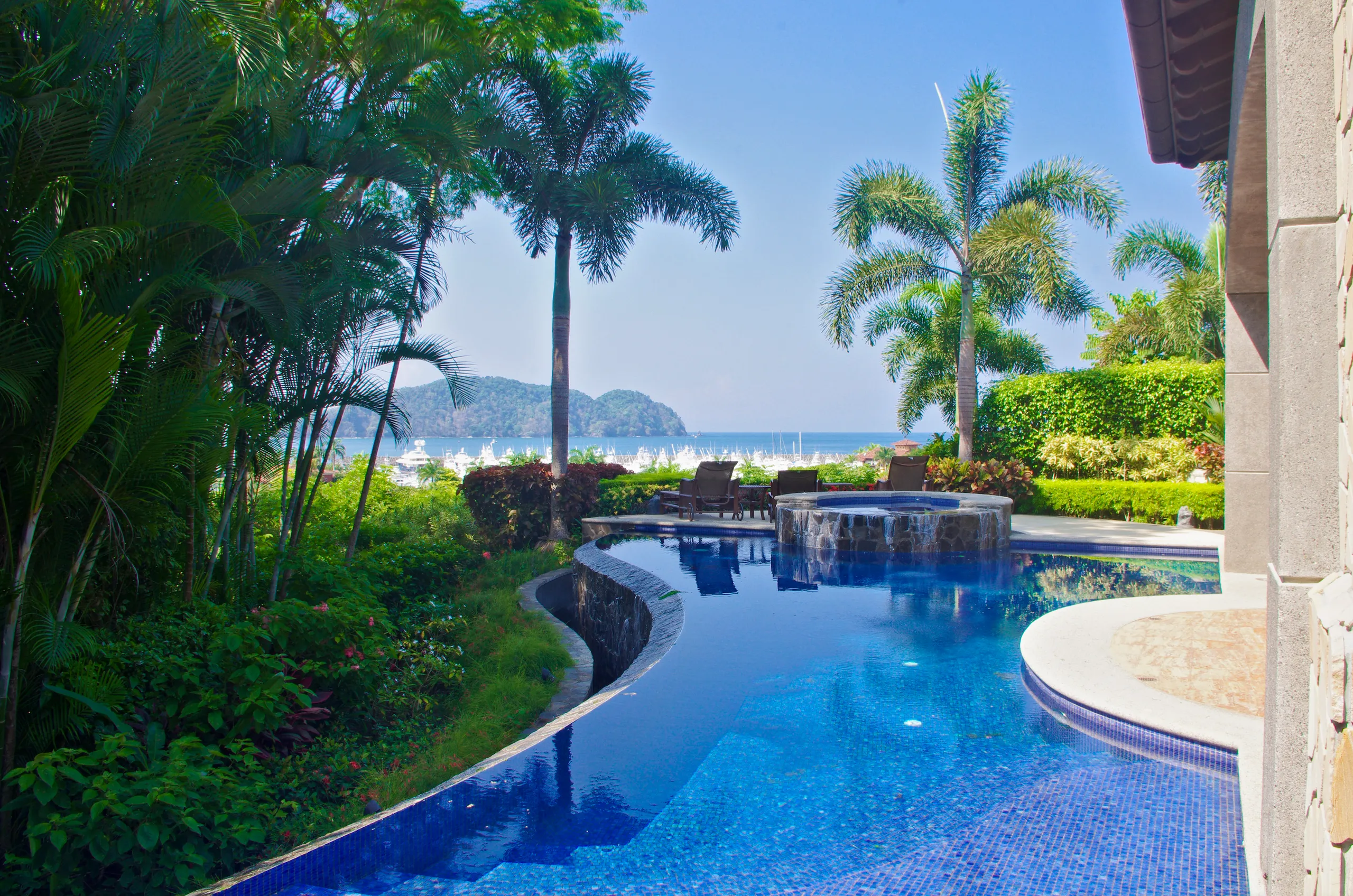Spanish Colonial Villa in Altamira with Infinity Pool & Stunning Pacific Views — photograph 4