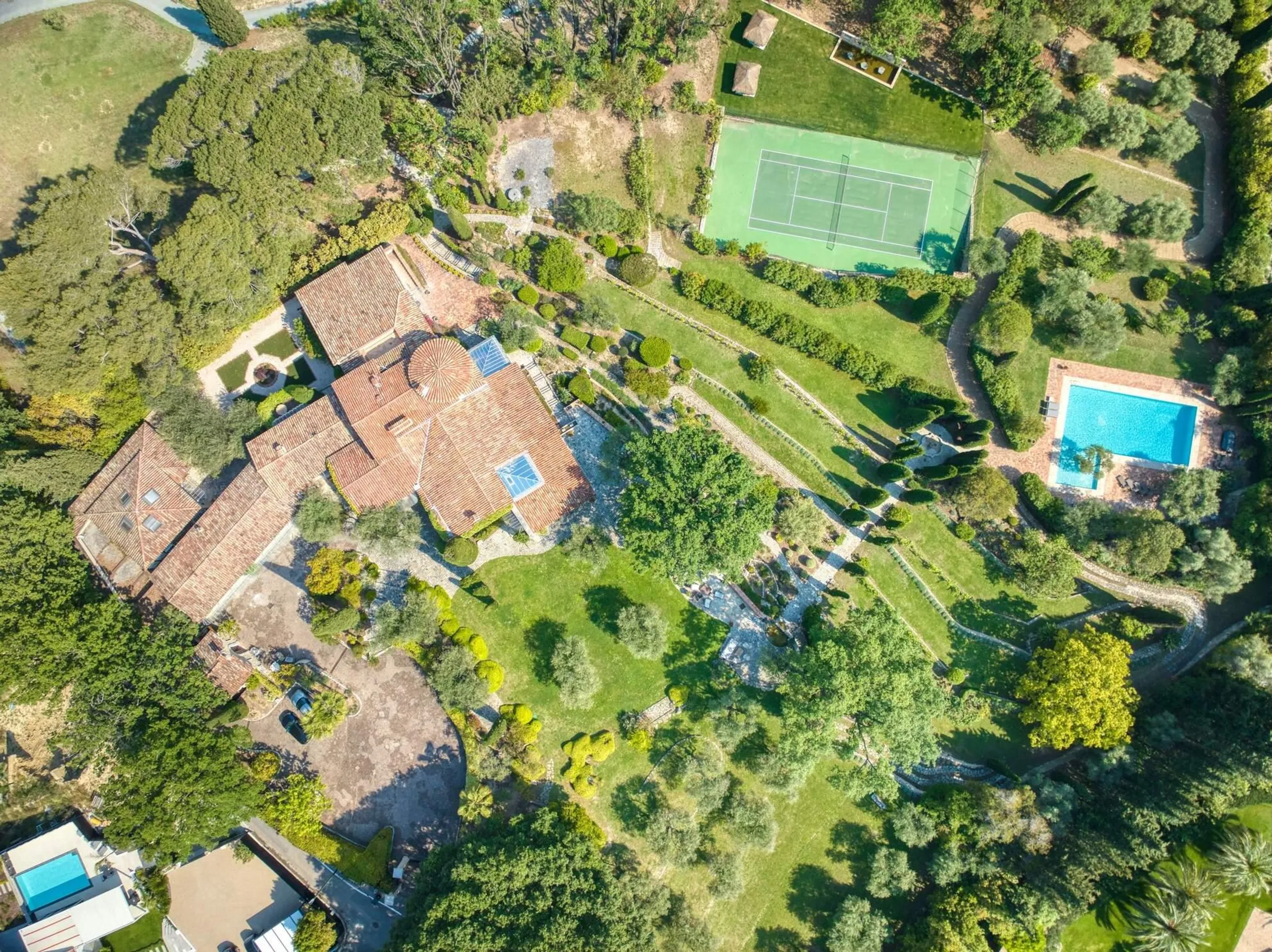 Resplendent Villa with Outdoor Swimming Pool and Meticulously Landscaped Garden — photograph 2