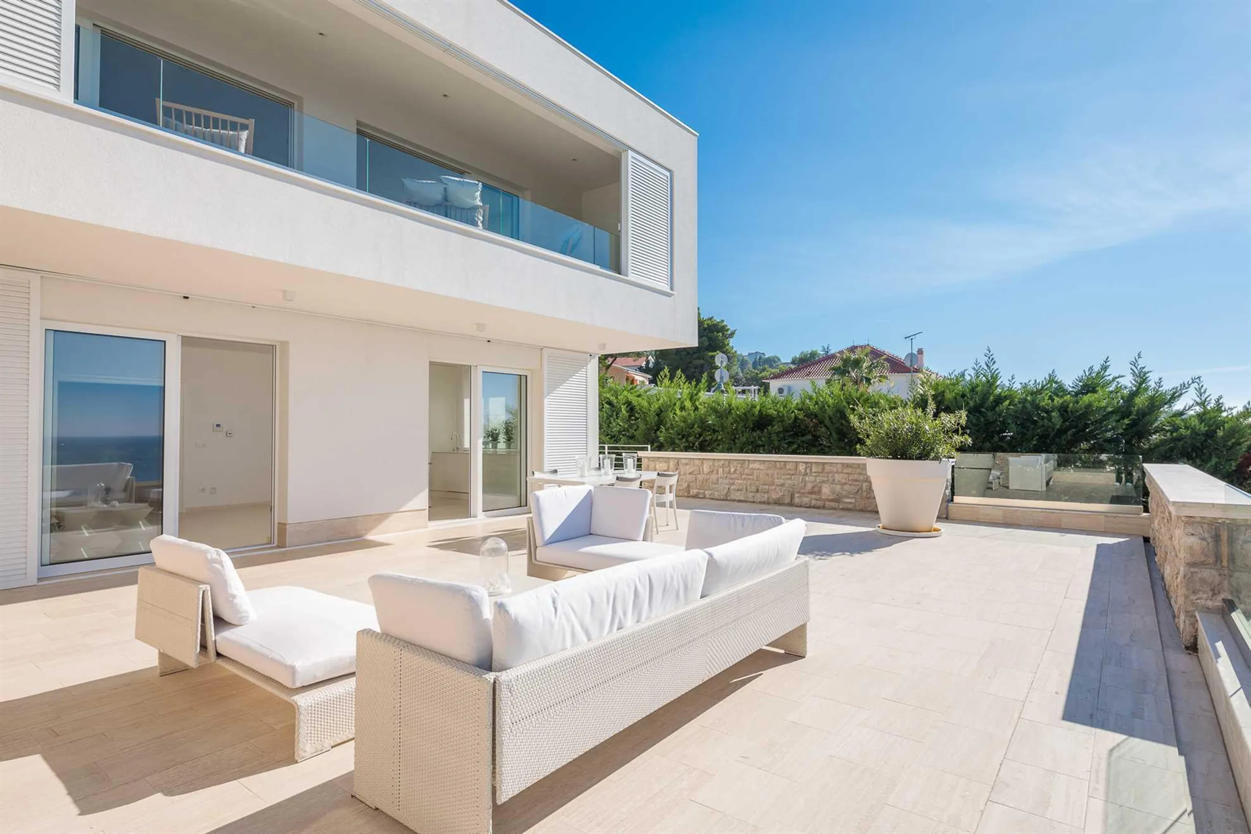 Elegantly Appointed Villa in the Center of Primošten with Large Private Swimming Pool, and Views of Mediterranean Greenery and Infinite Sea — photograph 4