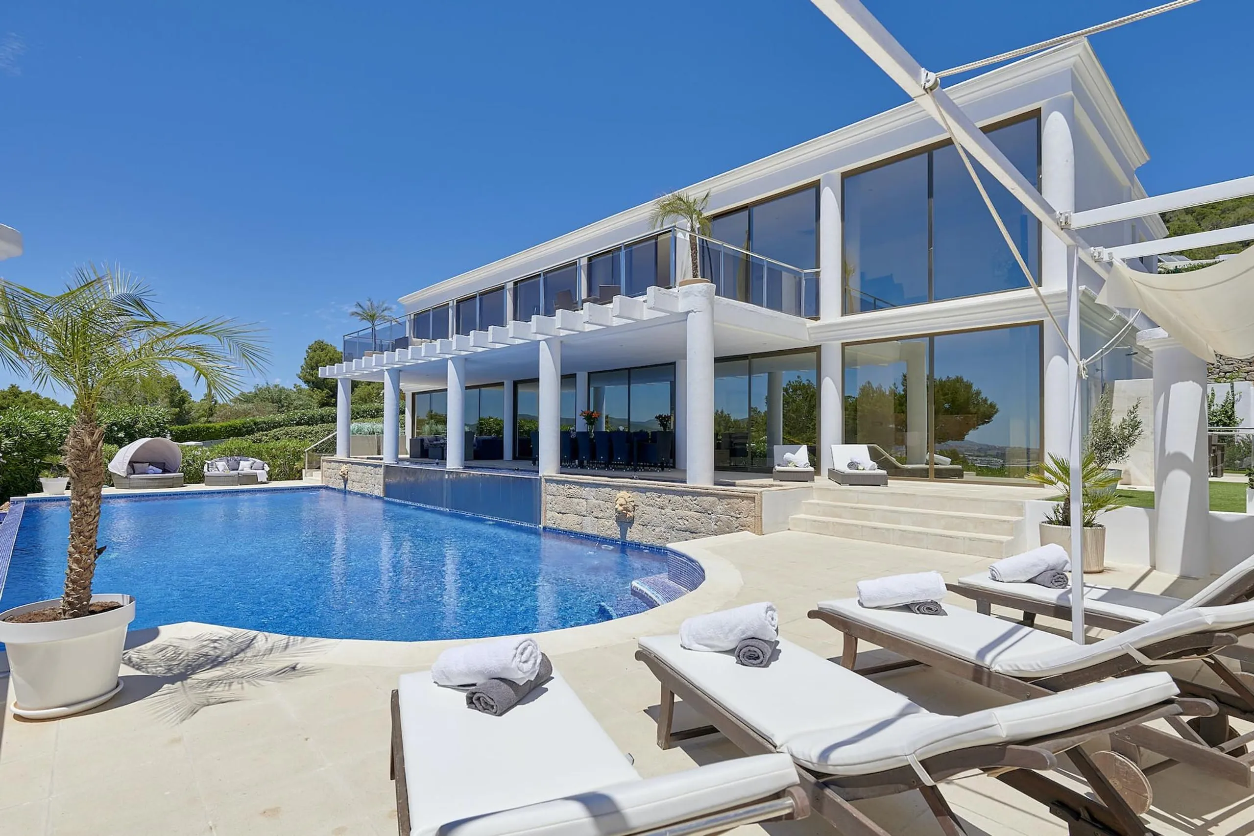 Luxurious Ibiza Ocean Estate with Private Pool and Outdoor Entertainment Area — photograph 8
