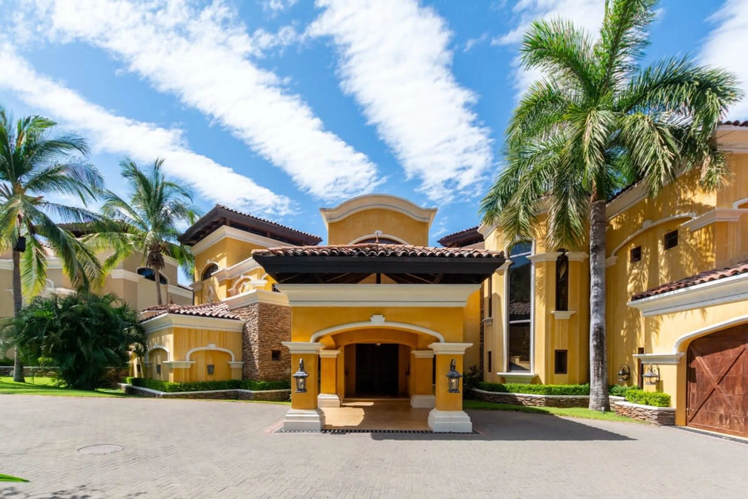 Beachfront Mediterranean-Style Villa with Private Infinity Pool, and Ocean Views — photograph 9