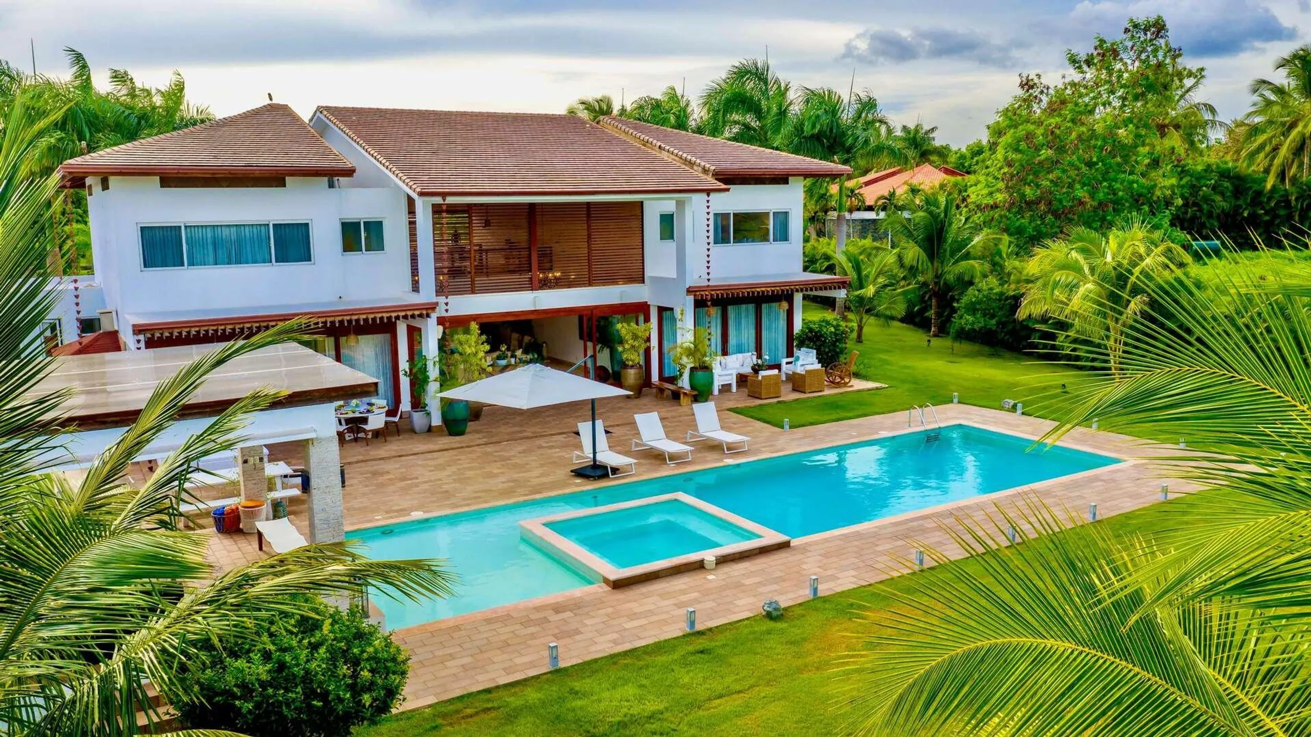 Elegant Serenity Villa with Private Pool Access to Beach, Tennis Club, and Golf Courses — photograph 2