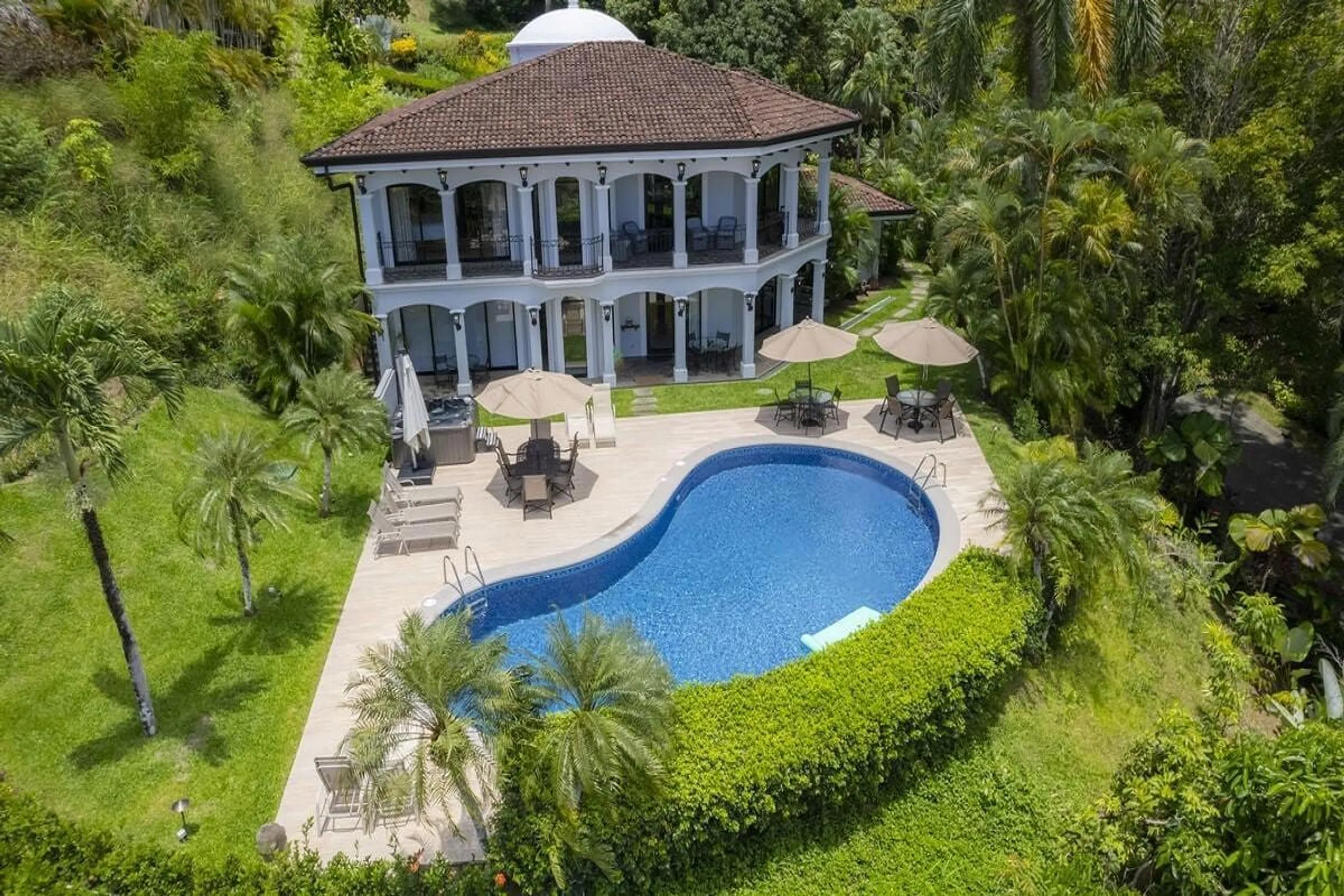 Tranquil Hillside Villa with Private Pool — photograph 3