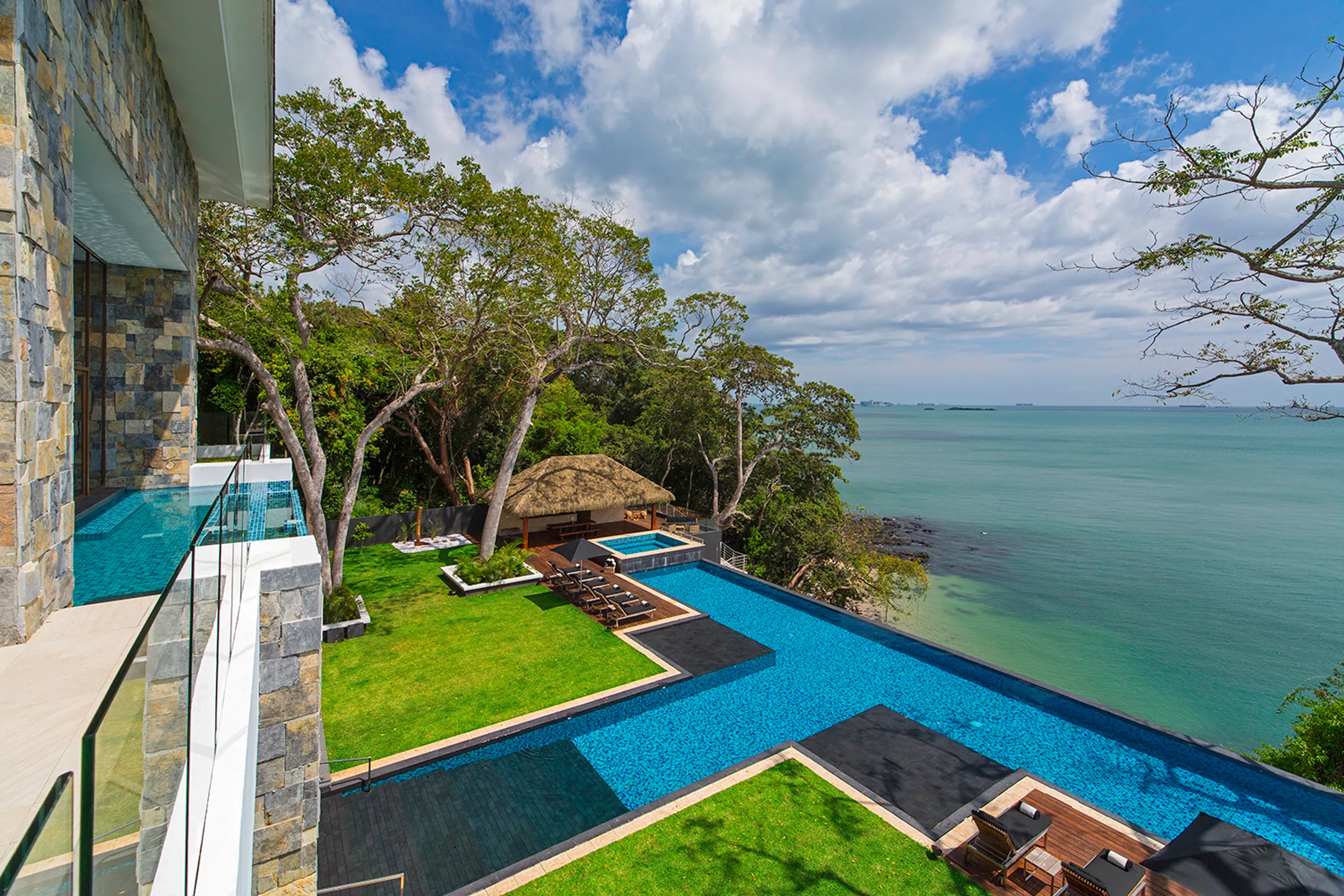Oceanfront Balinese-Inspired Villa with Private Pool, Beach Access, and Unmatched Views — photograph 2