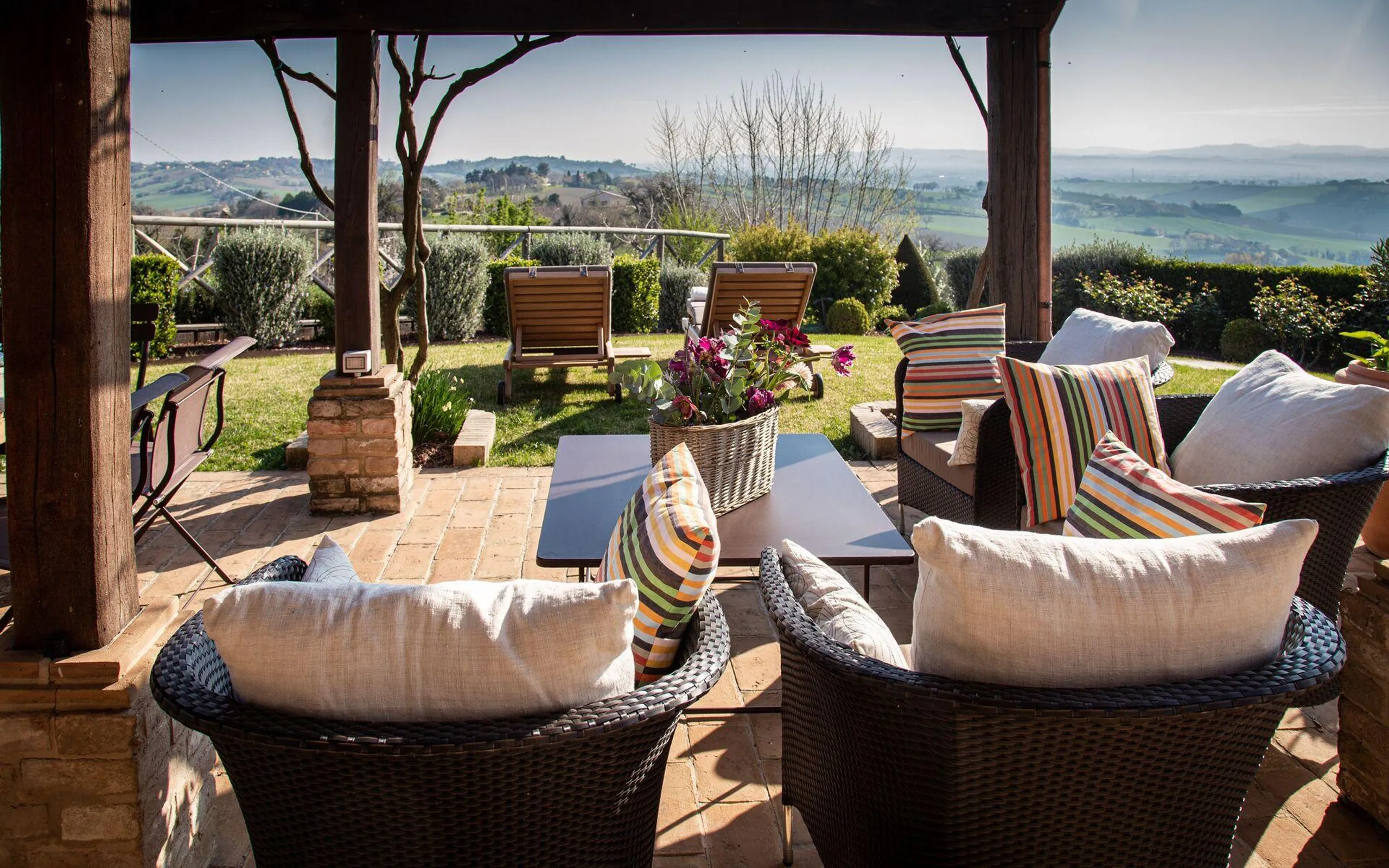 Calming Marchean Villa with Pool and Breathtaking Views Over the Beautiful Rolling Hills to the Sea in the Distance, San marcello marche