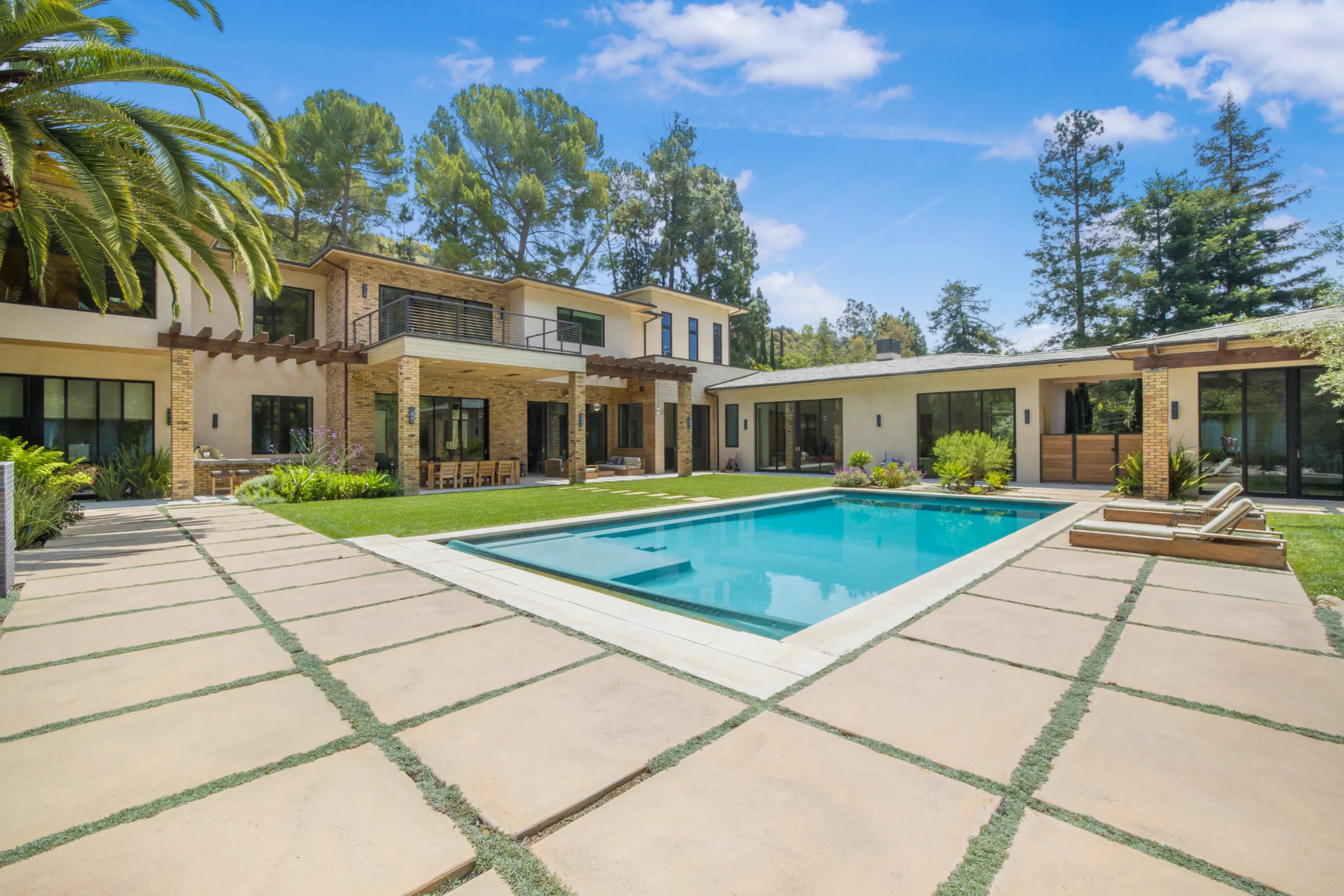 Stunning 8 BR Villa with Invigorating Pool, Los Angeles