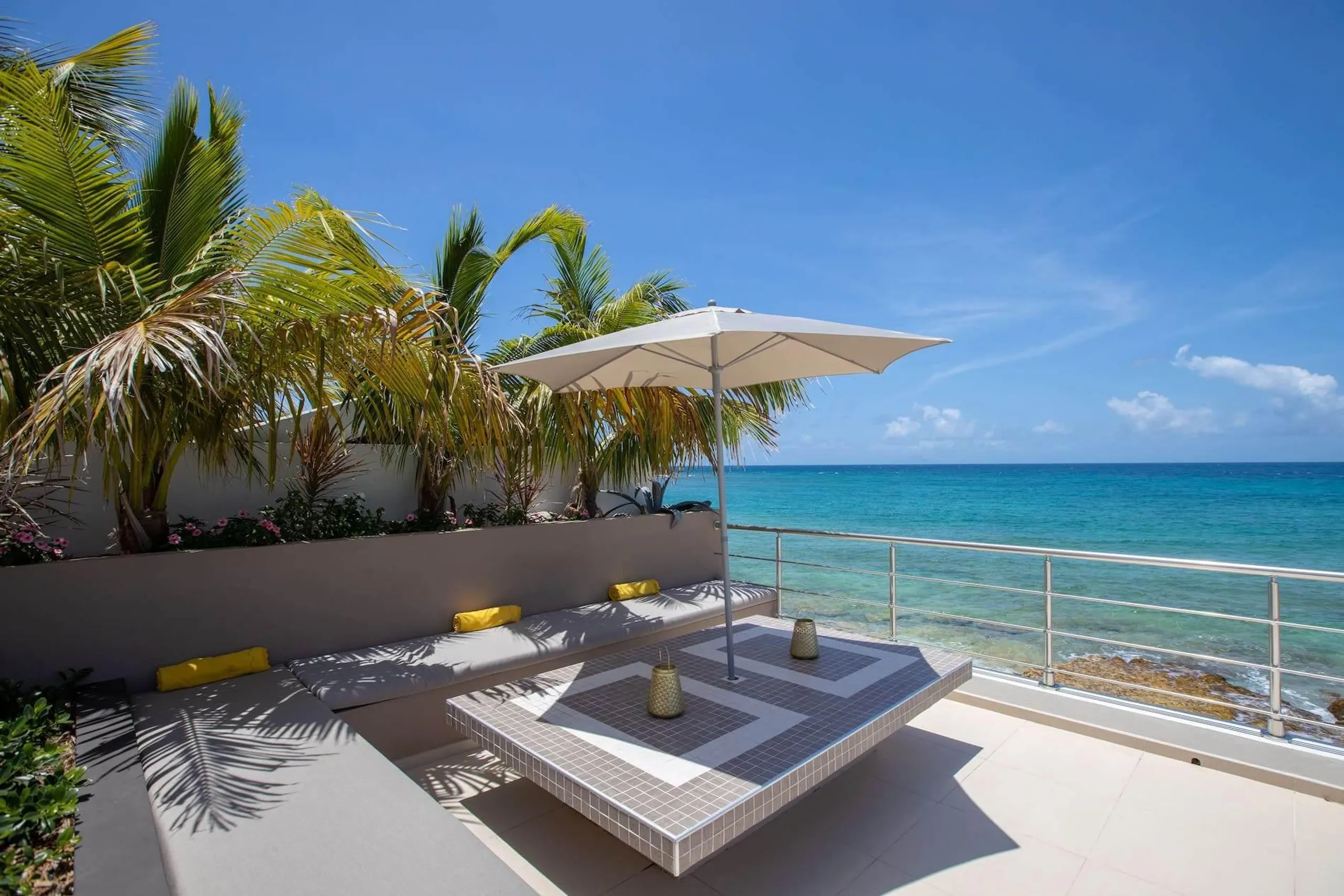 Luxury Beacon Hill Villa with Stunning Sea Views and Private Pool — photograph 12