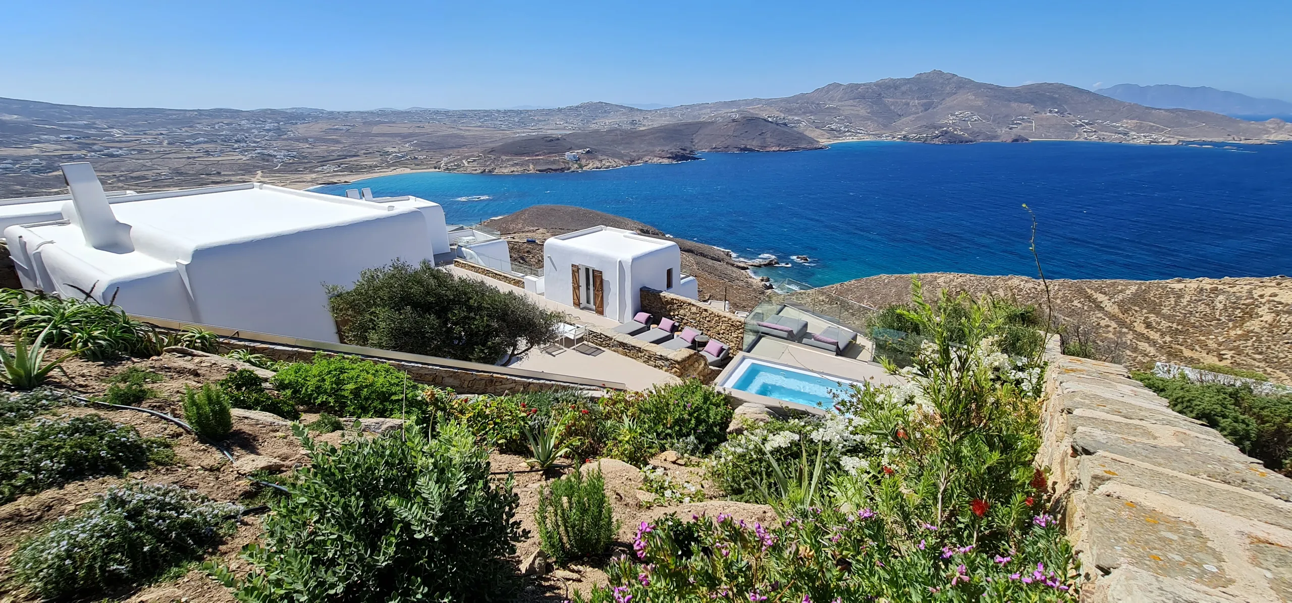 Secluded  Beachfront Villa with Heated Pool, Jacuzzi, Tennis Court, and Panoramic Aegean Sea Views — photograph 3