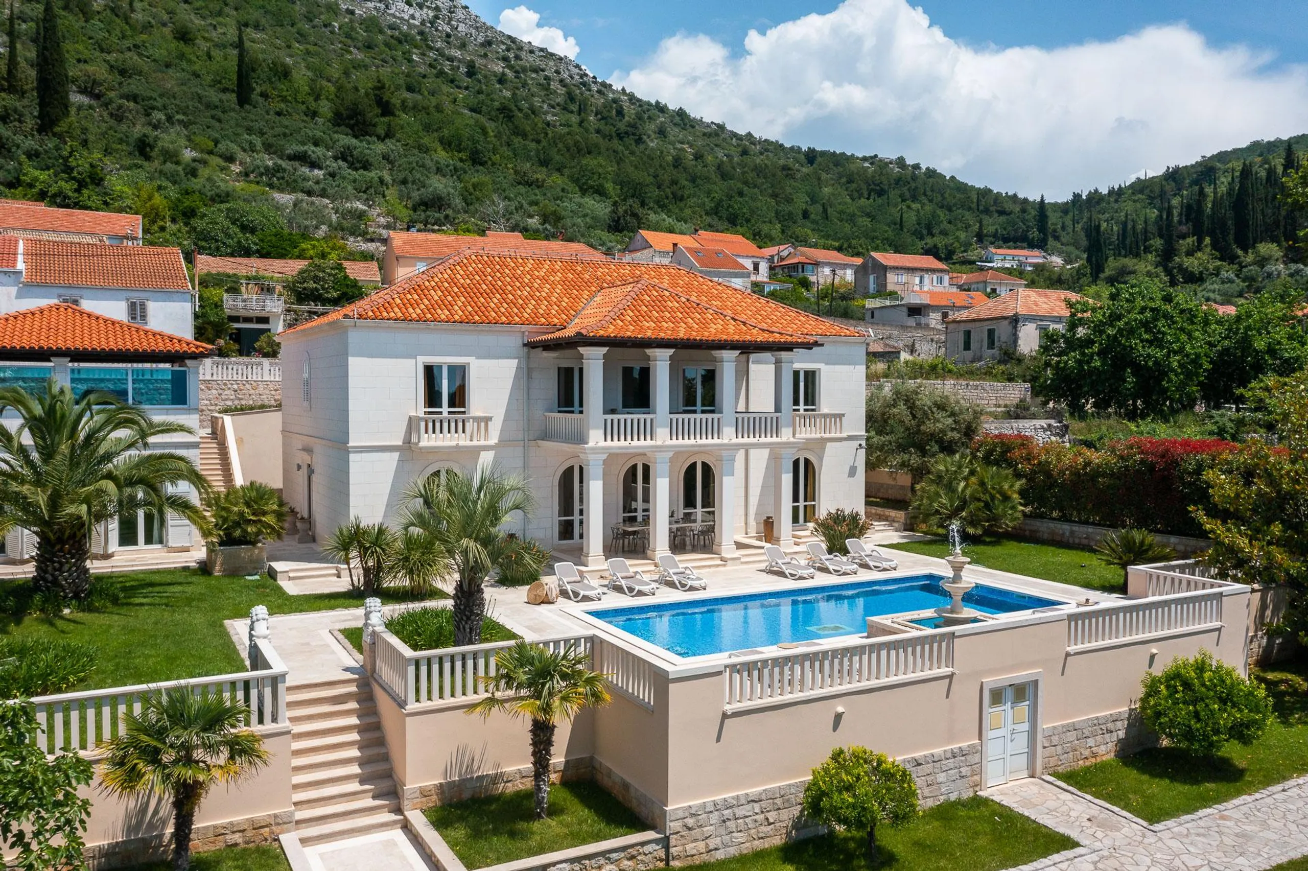 Majestic Croatian Villa with Private Pool and Sea Views — photograph 9