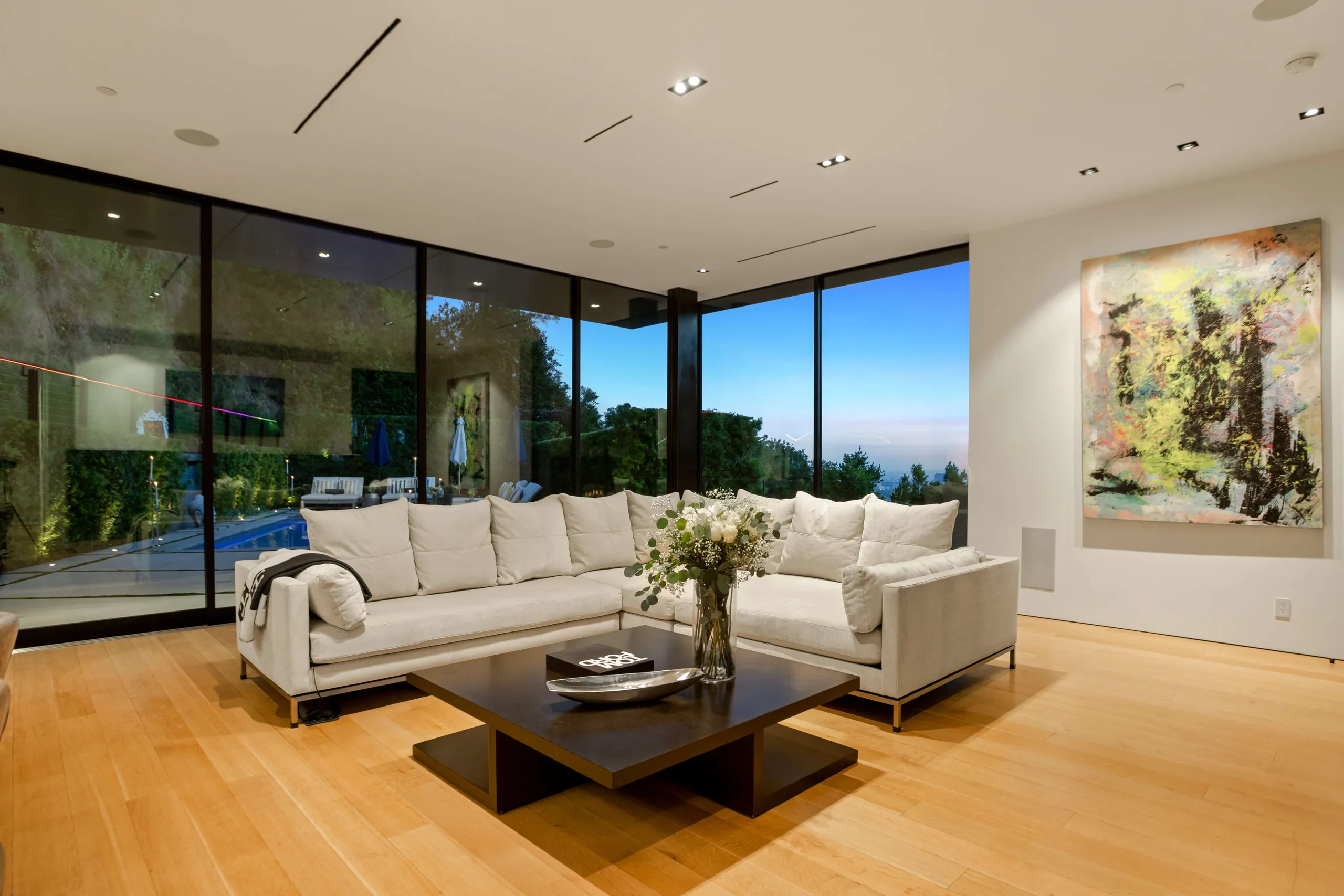 Refined Hollywood Hills Modern Villa with Artistic Details, Guest Suite & Sweeping Views — photograph 7