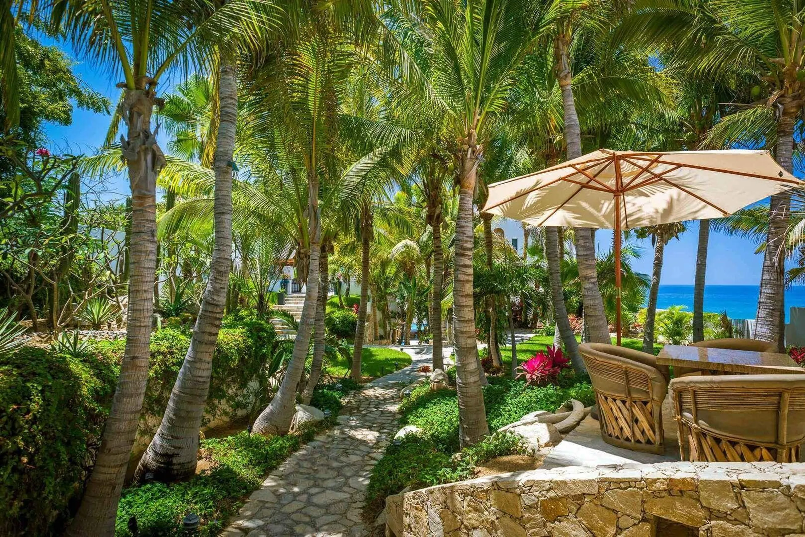 Luxury El Encanto Beachfront Oasis  with Infinity Pool — photograph 6
