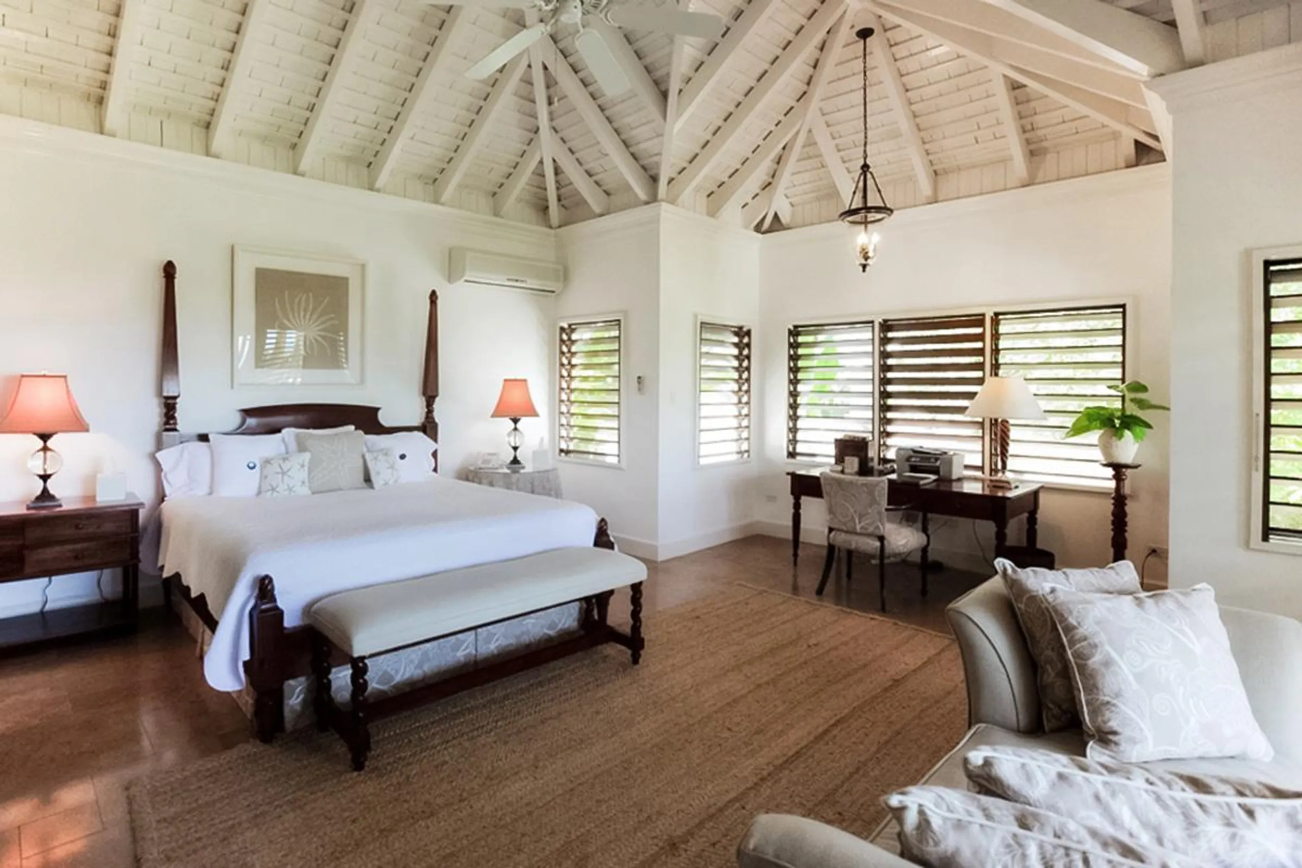 Charming Tropical Retreat in Sandy Bay with Private Pool and Lush Garden Grounds — photograph 8