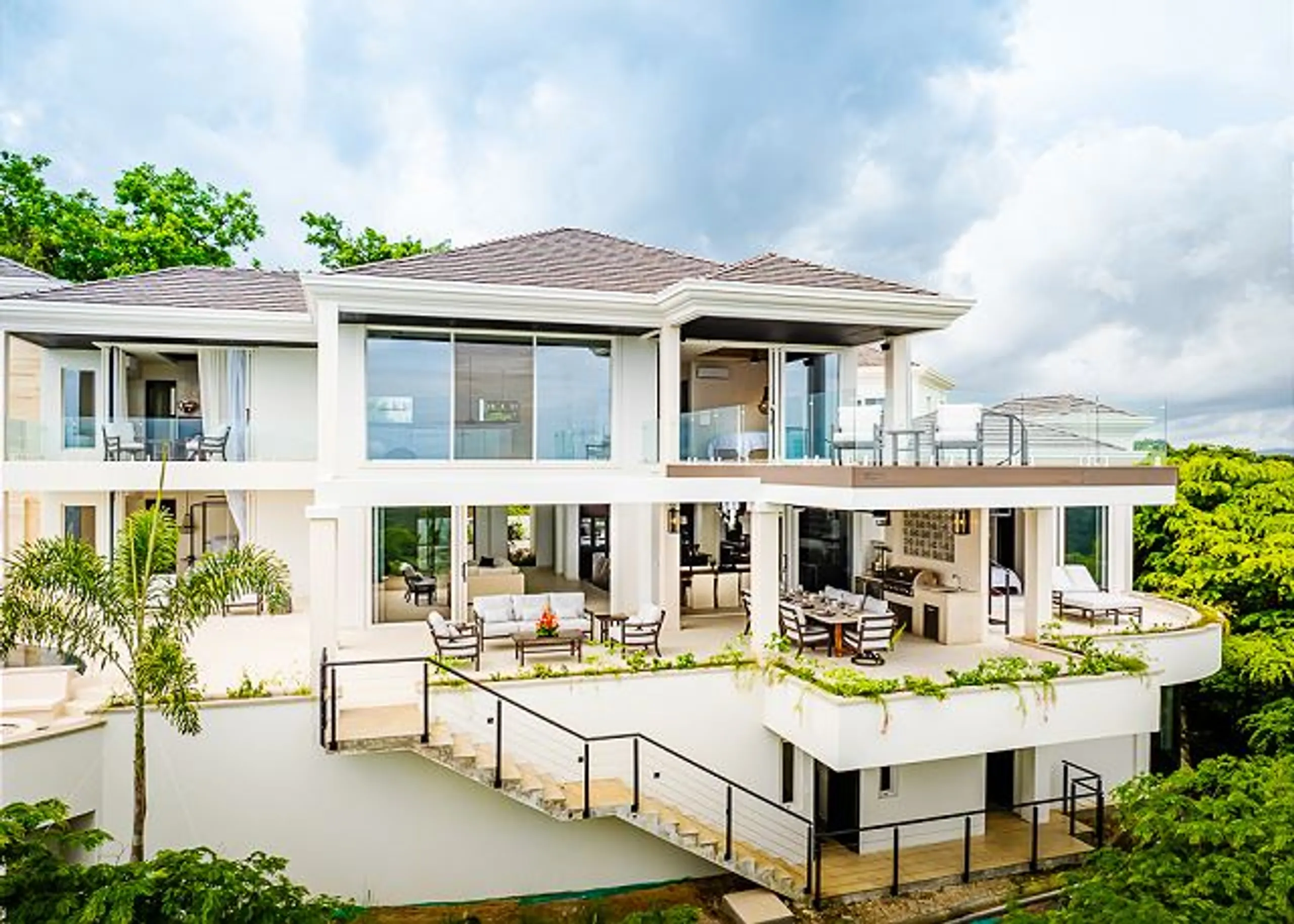 Stunning Luxury Resort-Style Villa with Private Pool, Firepit Area and Ocean Views — photograph 4