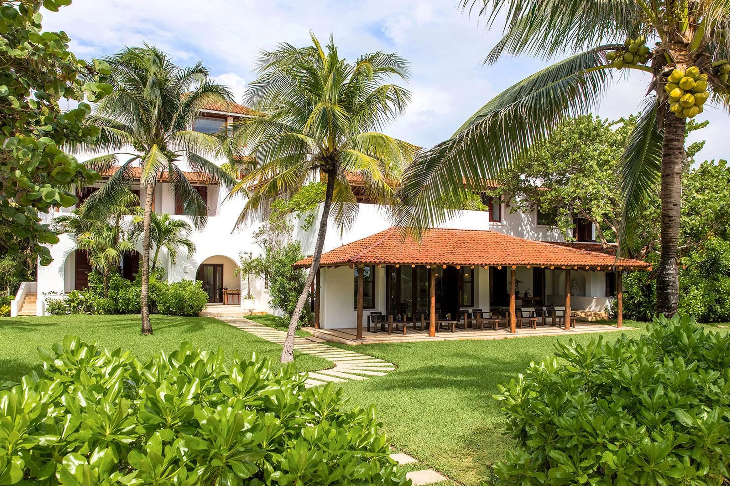 Private and Luxurious Beach Estate with Multiple Pool and Incredible Ocean Views — photograph 4