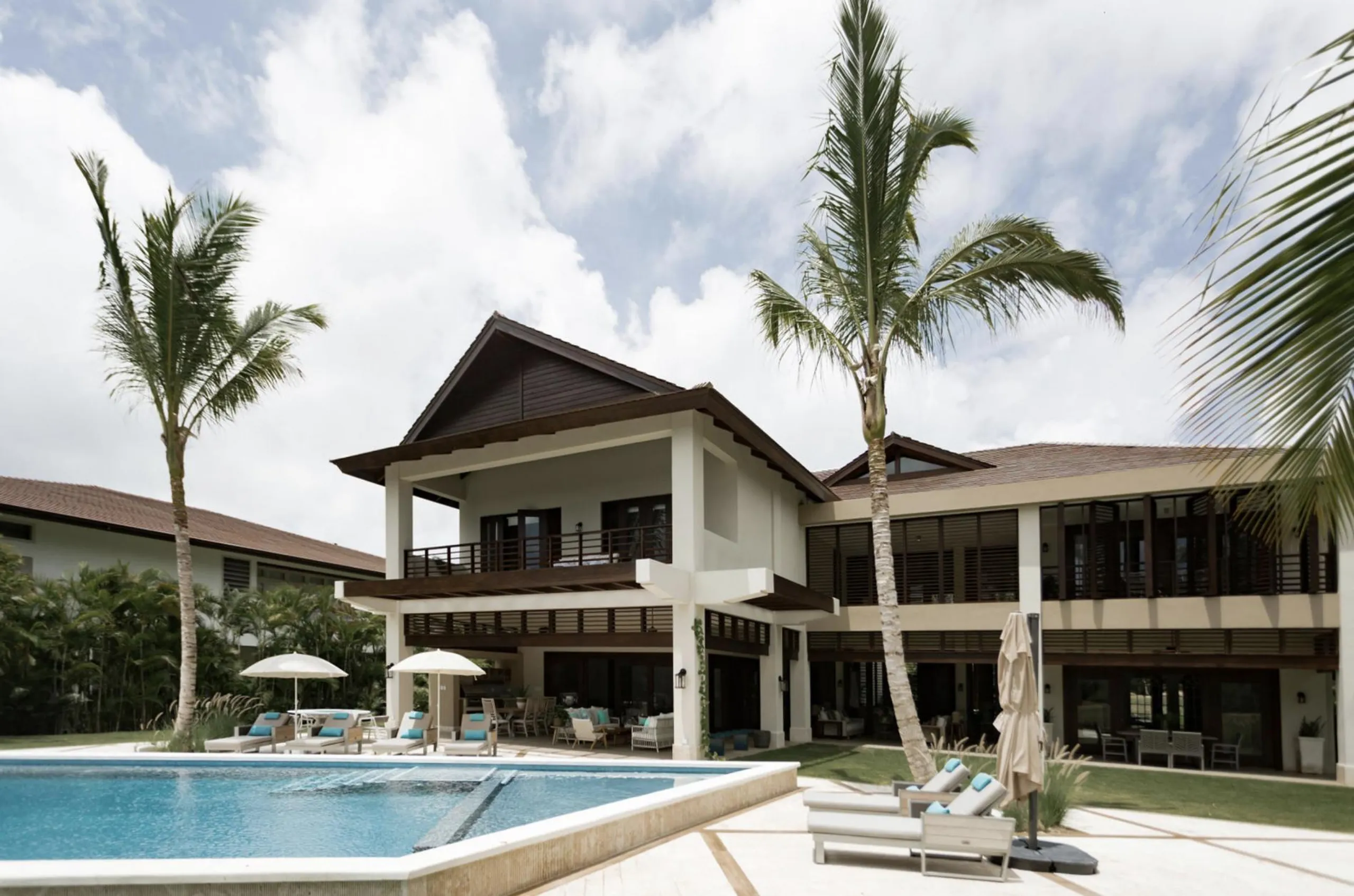 Princely Punta Cana Estate with Gorgeous Pool and Walks to Beach — photograph 4