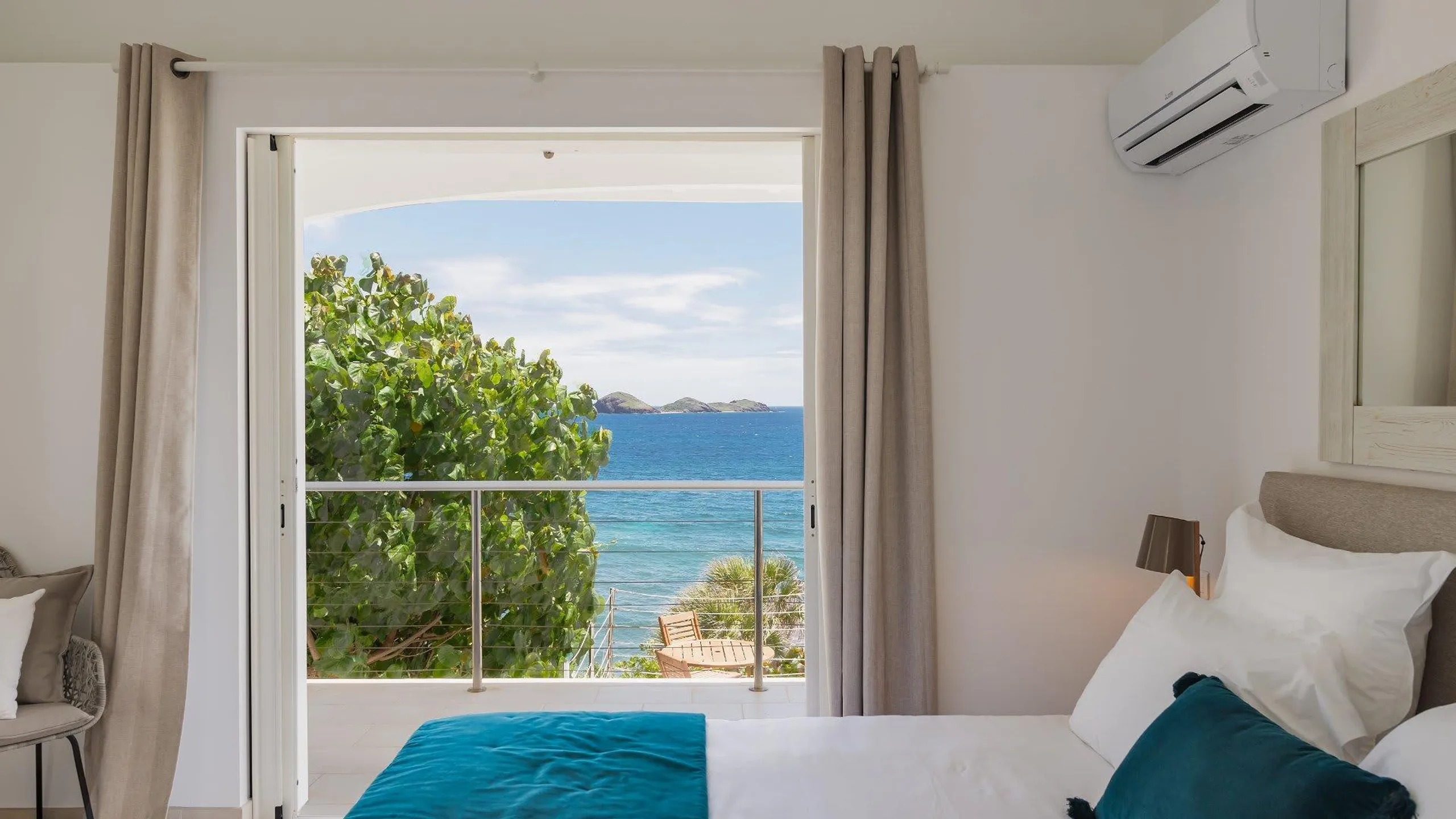Luxurious Hillside Villa with Pool and Panoramic View — photograph 7