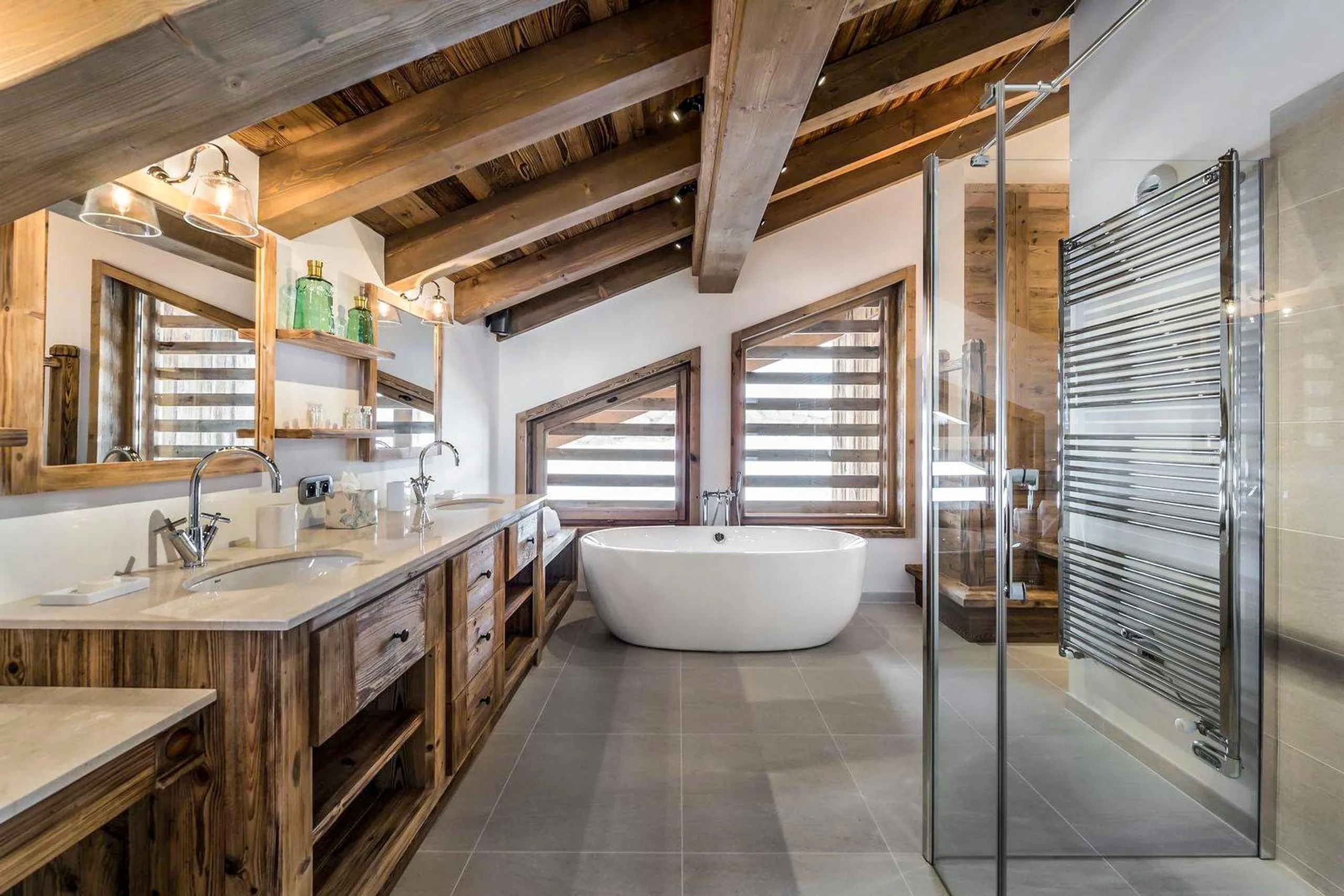 Sophisticated Five-Bedroom Chalet with Sweeping Alpine Views — photograph 11